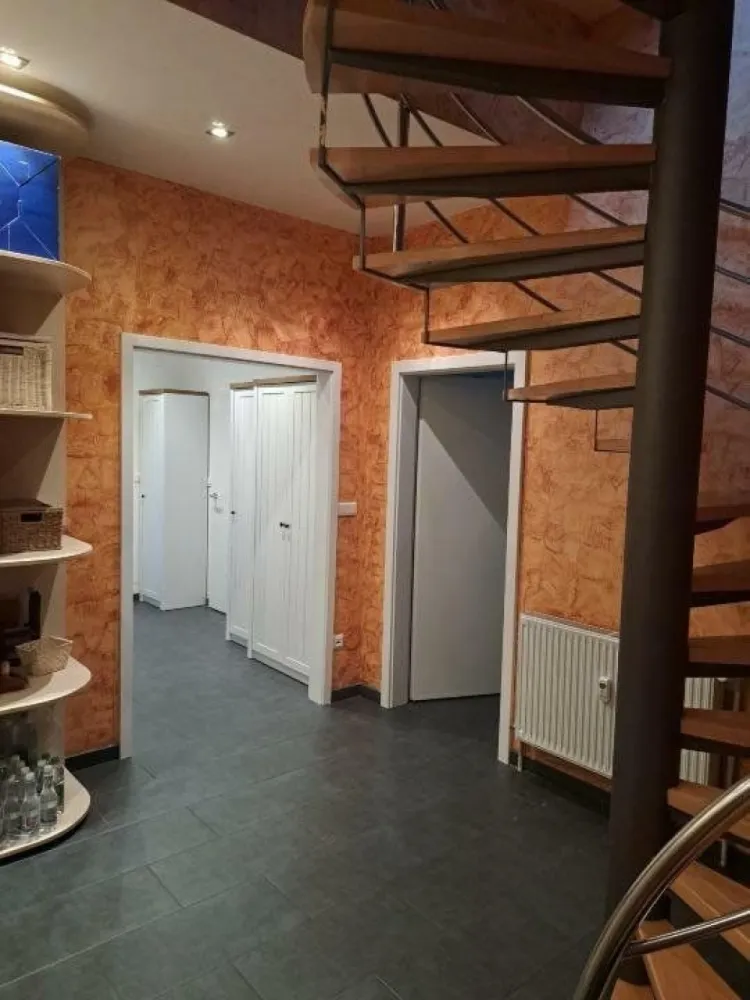 Apartament duplex cu sauna Marriott/ Uranus/ Catedrala Neamului/ Sabinelor - Apartament duplex in zona Marriott/ Uranus/ Catedrala Neamului, pe strada Sabinelor, bloc din 2008, centrala termica de bloc, sauna, dressing si doua locuri de parcare in subsol. Proprietatea este compusa din parter si mansarda (de 200mp), la care se adauga balconul de 15 mp si cele doua locuri de parcare (in total 254mp). Compartimentarea este conform schitei atasate. Baia de la parter are cabina de dus. Baia de la mansarda are doua lavoare, cada si cabina de dus. Plita electrica si cuptor electric pentru gatit - apartamentul nu este racordat la reteaua de gaze.