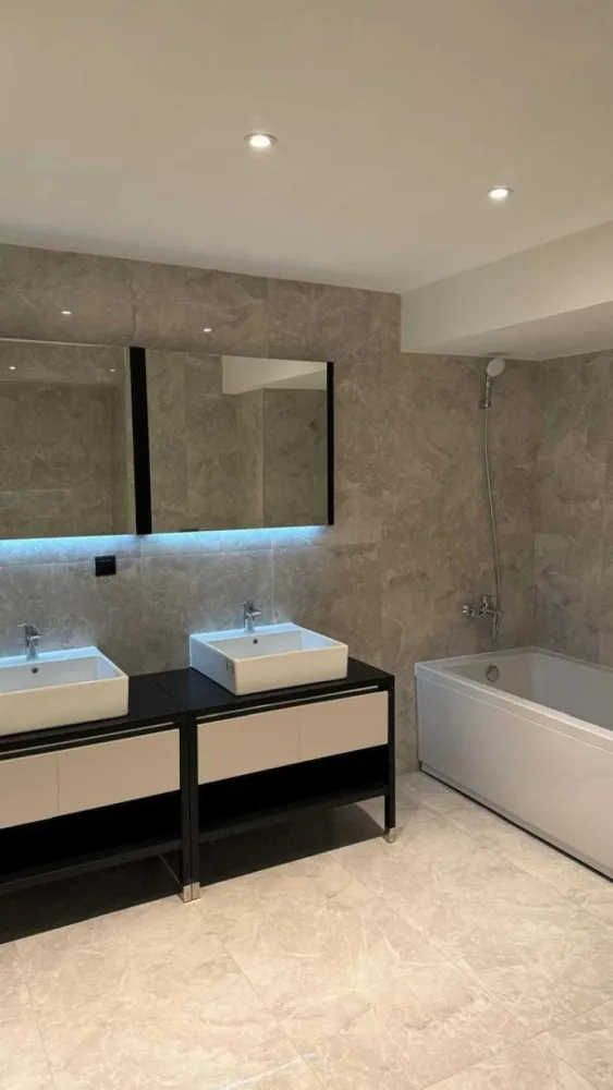 Duplex 4 camere, 182,10 mp, rezidential Select Dudesti - Direct de la propietar, duplex nou 2024, complet utilat (centrala, obiecte sanitare baie, apa, curent, gaze), cu un aspect impecabil, luminos, intr-o zona centrala linistita. Apartamentul duplex are 4 camere, decomandat, aproape de statia de metrou Dristor. Locuinta se afla la etaj 11-12/12 intr-un bloc din complexul Select Residences, aflat pe calea Dudesti nr. 186, sector 3. Locuinta se poate ocupa imediat si nu include loc parcare. ( se pot achizitiona de la dezvoltator ) . Se poate vande si spre sociatate cu factura negociabil. Pretul afisat include TVA si este valabil pentru persoane fizice, pentru persoane juridice se modifica cu taxare inversa.