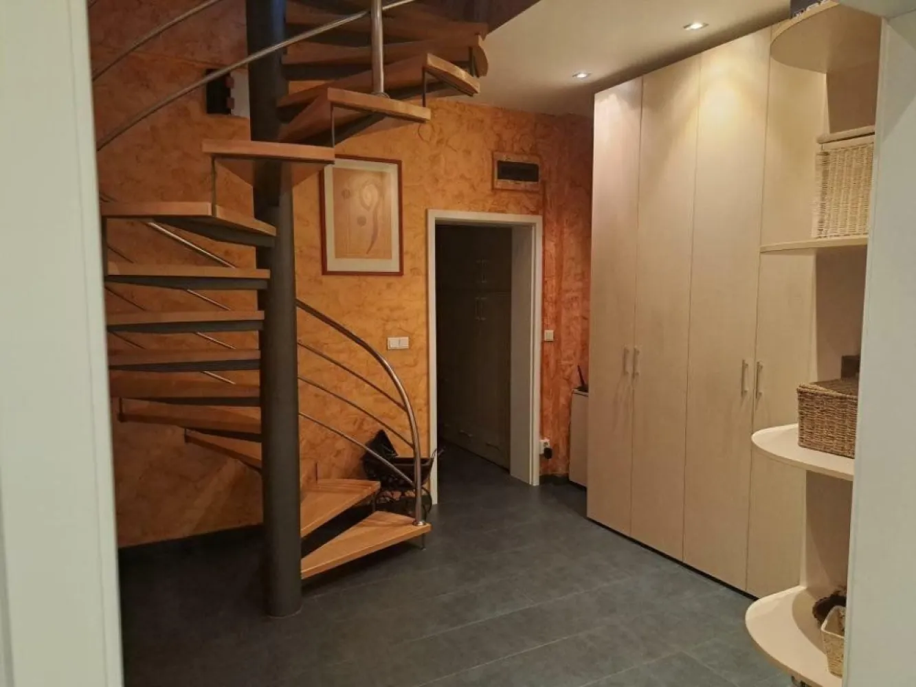Apartament duplex cu sauna Marriott/ Uranus/ Catedrala Neamului/ Sabinelor - Apartament duplex in zona Marriott/ Uranus/ Catedrala Neamului, pe strada Sabinelor, bloc din 2008, centrala termica de bloc, sauna, dressing si doua locuri de parcare in subsol. Proprietatea este compusa din parter si mansarda (de 200mp), la care se adauga balconul de 15 mp si cele doua locuri de parcare (in total 254mp). Compartimentarea este conform schitei atasate. Baia de la parter are cabina de dus. Baia de la mansarda are doua lavoare, cada si cabina de dus. Plita electrica si cuptor electric pentru gatit - apartamentul nu este racordat la reteaua de gaze.