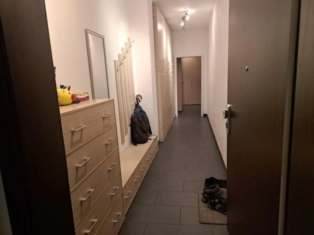 Apartament duplex cu sauna Marriott/ Uranus/ Catedrala Neamului/ Sabinelor - Apartament duplex in zona Marriott/ Uranus/ Catedrala Neamului, pe strada Sabinelor, bloc din 2008, centrala termica de bloc, sauna, dressing si doua locuri de parcare in subsol. Proprietatea este compusa din parter si mansarda (de 200mp), la care se adauga balconul de 15 mp si cele doua locuri de parcare (in total 254mp). Compartimentarea este conform schitei atasate. Baia de la parter are cabina de dus. Baia de la mansarda are doua lavoare, cada si cabina de dus. Plita electrica si cuptor electric pentru gatit - apartamentul nu este racordat la reteaua de gaze.