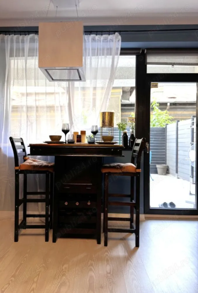 Apartament cu terasa si parcare,ultracentral ,str. Matei Voievod,finisaje de lux - URGENT PLECARE DIN TARA. Apartament de vânzare pe strada Matei Voievod nr. 60-62, o zona linistita si curata, fiind localizat vis-a -vis de UNATC, la 200m de PROTV, la intersectie cu str. Matasari si la 300m de Colegiul National Mihai Viteazul. Blocul a fost finalizat in 2021,iar apartamentul este complet mobilat si dotat, cu terasa proprie pentru relaxare si barbeque, totodata in pretul apartamentului intra si un loc de parcare in parcarea subterana proprie a blocului. Apartamentul se afla la parter inaltat (echivalent etaj 1). Pentru realizarea amenajarii interioare a fost implicata o echipa de designeri, fiind folosite materiale premium pentru realizarea finisajelor.