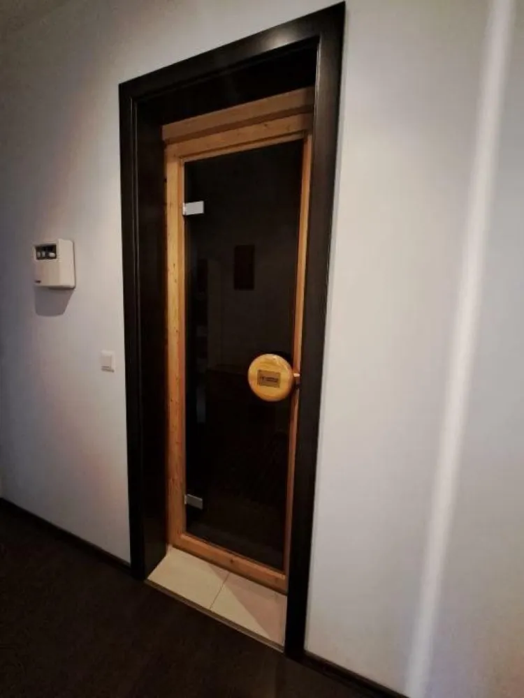 Apartament duplex cu sauna Marriott/ Uranus/ Catedrala Neamului/ Sabinelor - Apartament duplex in zona Marriott/ Uranus/ Catedrala Neamului, pe strada Sabinelor, bloc din 2008, centrala termica de bloc, sauna, dressing si doua locuri de parcare in subsol. Proprietatea este compusa din parter si mansarda (de 200mp), la care se adauga balconul de 15 mp si cele doua locuri de parcare (in total 254mp). Compartimentarea este conform schitei atasate. Baia de la parter are cabina de dus. Baia de la mansarda are doua lavoare, cada si cabina de dus. Plita electrica si cuptor electric pentru gatit - apartamentul nu este racordat la reteaua de gaze.