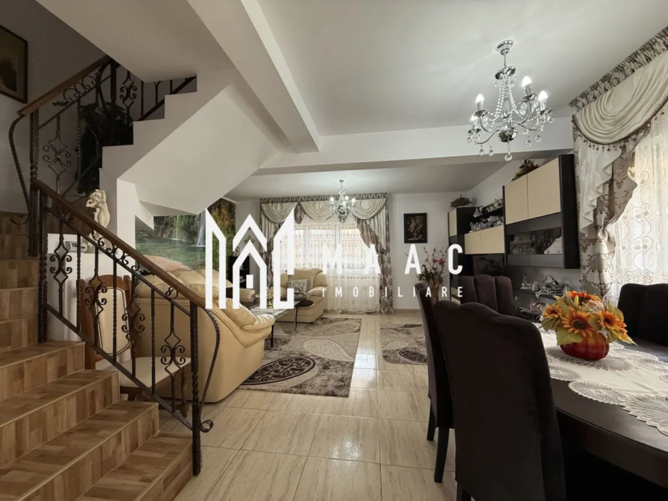 Casa tip Duplex | P+1+M | Curte | 4 camere | Arhitectilor - MAAC Imobiliare va prezinta o casa tip duplex in cartierul Arhitectilor. Locuință complet mobilată și utilată: Living spațios și luminos Bucătărie închisă, mobilată și utilată Trei dormitoare oferind spațiu și confort pentru întreaga familie Două băi, una cu cadă și cealaltă cu duș, pentru confort Spații suplimentare pentru depozitare Hol generos și primitor Camara-spalatorie pentru depozitare suplimentară Curte frumos amenajată și construcție adițională Bucătărie suplimentară în curte, perfectă pentru grătar sau petreceri în aer liber O cameră adițională și un loc de relaxare în aer liber Anul construcției: 2014, finisată în 2017 Două terase, oferind posibilitatea de a vă bucura de aerul proaspăt și priveliștea împrejurimilor. Acces facil la magazine, incluzând Kaufland, Lidl și Simpa Parcuri și stații de autobuz în proximitate. Pentru mai multe detalii precizati telefonic ca ati vazut anuntul cu ID: CP2014572 }}