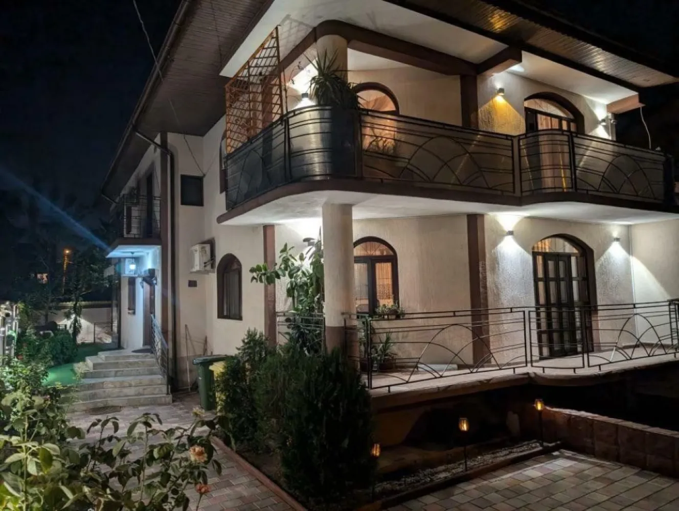 Bazilescu,2012,5 cam.+pod mansardabil,garaj,luminoasa si eleganta,zona curata - Vila spatioasa si luminoasa, strategic pozitionata aproape de gura de metrou si parcul Bazilescu.Regimul de inaltime-Sp+P+E+pod inalt,receptionata in 2012.Casa este deosebit de robusta,pusa pe cuzinet armat,subsolul este din beton,iar casa din caramida pe plansee din beton armat(chiar si intre etaj si pod mansardabil).La subsolul casei(cu geamuri de aerisire) este un garaj spatios cu acces in panta pe porti automate-42mp si scara care duce in holul parterului.La parter avem living de 40mp,hol generos,2 grupuri sanitare,1 birou,bucatarie cu iesire in terasa.La etaj sunt 3 dormitoare,2 holuri generoase,baie(pot fi 2) si 2 terase(1 inchisa,2-deschisa).Podul are pe coama inaltime-4m,cu 2 lucarne generoase,este asezat pe placa de beton armat,se pot obtine inca 2-3 camere,daca e nevoie.Scara este continua de la parter-la pod.Portile sunt automate,cutrea este pavata,gardul este din beton armat.Casa este acoperita cu tigla ceramica,izolata cu polistiren,geamuri termopan si tamplarie aluminiu.Finisajele sunt de inalta calitate(poate nu foarte moderne).Toate utilitatile+put in curte pentru udarea gradinii.Incalzirea se face prin centrala termica pe gaze,iar instalatiile sunt din cupru.Vegetatia din curte este matura.Bucataria si baile au fost renovate in 2023.Vila este racoroasa vara,calduroasa iarna.Se poate vinde mobilata(Mobexpert classic) sau nemobilata.Proiect,Autorizatie(demolare si construire),receptie,intabulareâ€Śtoate actele vor fi puse la dispozitia cumparatorului.