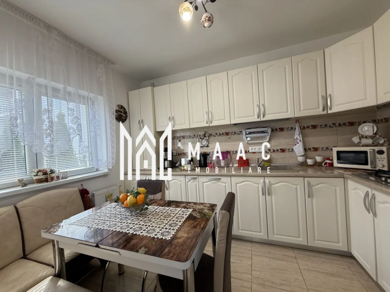 Casa tip Duplex | P+1+M | Curte | 4 camere | Arhitectilor - MAAC Imobiliare va prezinta o casa tip duplex in cartierul Arhitectilor. Locuință complet mobilată și utilată: Living spațios și luminos Bucătărie închisă, mobilată și utilată Trei dormitoare oferind spațiu și confort pentru întreaga familie Două băi, una cu cadă și cealaltă cu duș, pentru confort Spații suplimentare pentru depozitare Hol generos și primitor Camara-spalatorie pentru depozitare suplimentară Curte frumos amenajată și construcție adițională Bucătărie suplimentară în curte, perfectă pentru grătar sau petreceri în aer liber O cameră adițională și un loc de relaxare în aer liber Anul construcției: 2014, finisată în 2017 Două terase, oferind posibilitatea de a vă bucura de aerul proaspăt și priveliștea împrejurimilor. Acces facil la magazine, incluzând Kaufland, Lidl și Simpa Parcuri și stații de autobuz în proximitate. Pentru mai multe detalii precizati telefonic ca ati vazut anuntul cu ID: CP2014572 }}