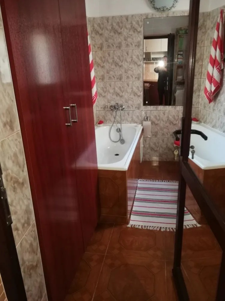 Grivita, pod Basarab - Proprietar vand casa de caramida, 3 camere, zona Grivita, metrou Basarab. Se vinde mobilata.