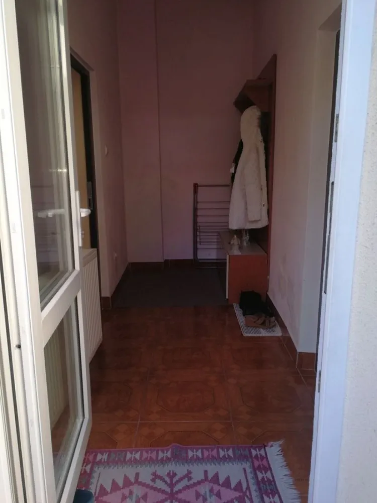 Grivita, pod Basarab - Proprietar vand casa de caramida, 3 camere, zona Grivita, metrou Basarab. Se vinde mobilata.