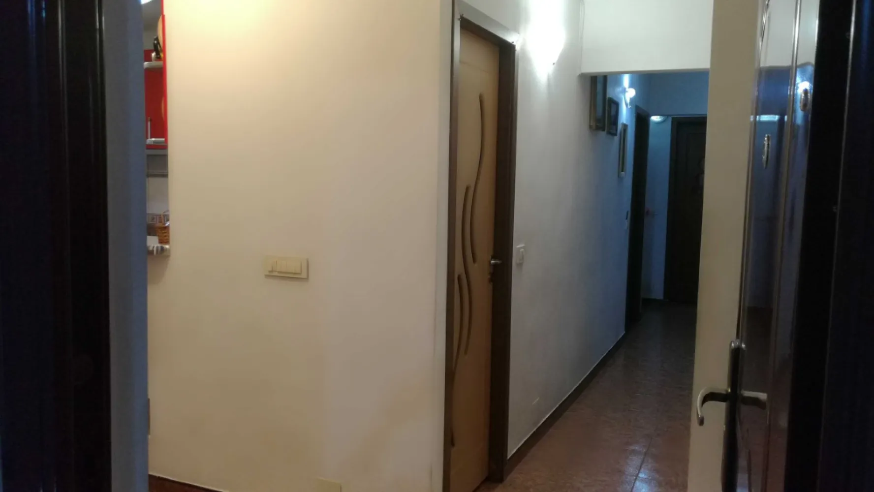 APARTAMENT 3 CAMERE, decomandat, cartier Baneasa, particular - Apartament 3 camere, confort 1, decomandat este situat in bloc de 4 etaje, scara 2 din 3, etajul 4. Zona linistita in apropierea parcului Herastrau. Bloc reabilitat termic, fara infiltrari de apa prin plafon sau alte scurgeri. Suprafata utila a apartamentului este de 74mp, compus din vestibul, 2 dormitoare, 1 living, bucatarie, balcon, 1 wc(de serviciu), 1 baie si 2 debarale. Blocul este situat in apropiere de Piata Baneasa, aeroport Aurel Vlaicu cu acces foarte aproape de statii de autobuz si in curand metrou. Ca zone comerciale, se afla Mall Baneasa, Ikea, Dedeman, Careffour si multe altele. Pentru mai multe detalii puteți suna la numărul de contact, 07********24.