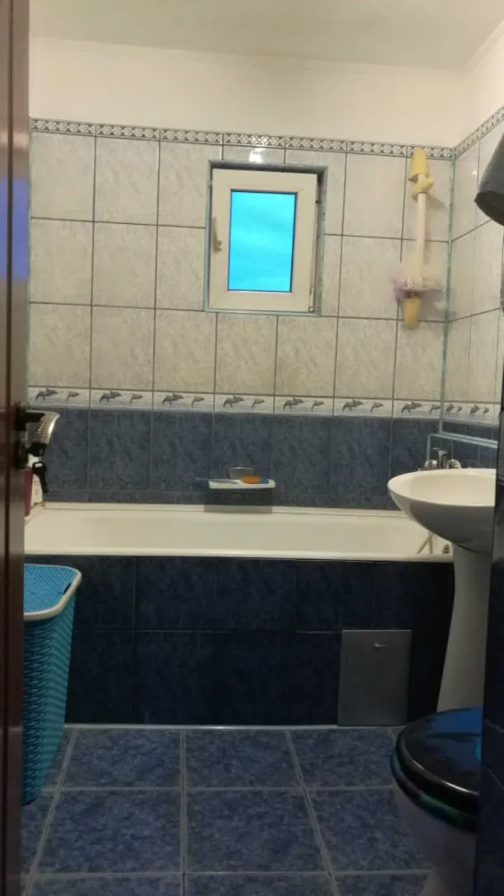 APARTAMENT 3 CAMERE, decomandat, cartier Baneasa, particular - Apartament 3 camere, confort 1, decomandat este situat in bloc de 4 etaje, scara 2 din 3, etajul 4. Zona linistita in apropierea parcului Herastrau. Bloc reabilitat termic, fara infiltrari de apa prin plafon sau alte scurgeri. Suprafata utila a apartamentului este de 74mp, compus din vestibul, 2 dormitoare, 1 living, bucatarie, balcon, 1 wc(de serviciu), 1 baie si 2 debarale. Blocul este situat in apropiere de Piata Baneasa, aeroport Aurel Vlaicu cu acces foarte aproape de statii de autobuz si in curand metrou. Ca zone comerciale, se afla Mall Baneasa, Ikea, Dedeman, Careffour si multe altele. Pentru mai multe detalii puteți suna la numărul de contact, 07********24.