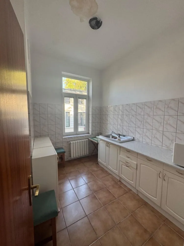 Casa de vanzare langa Parcul Carol - Casă de vânzare la doar cateva minute de Parcul Carol si Piata Unirii, pe str. Lamaitei, casa D- P+1 Dotari: centrala termica proprie. Proprietatea este spatioasa, eficient compartimentata, incaperi generoase si luminoase. Este ideal ca si rezidenta pentru o firma care doreste sa isi desfasoare activitatea intr-un mediu placut, aproape de centrul orasului!