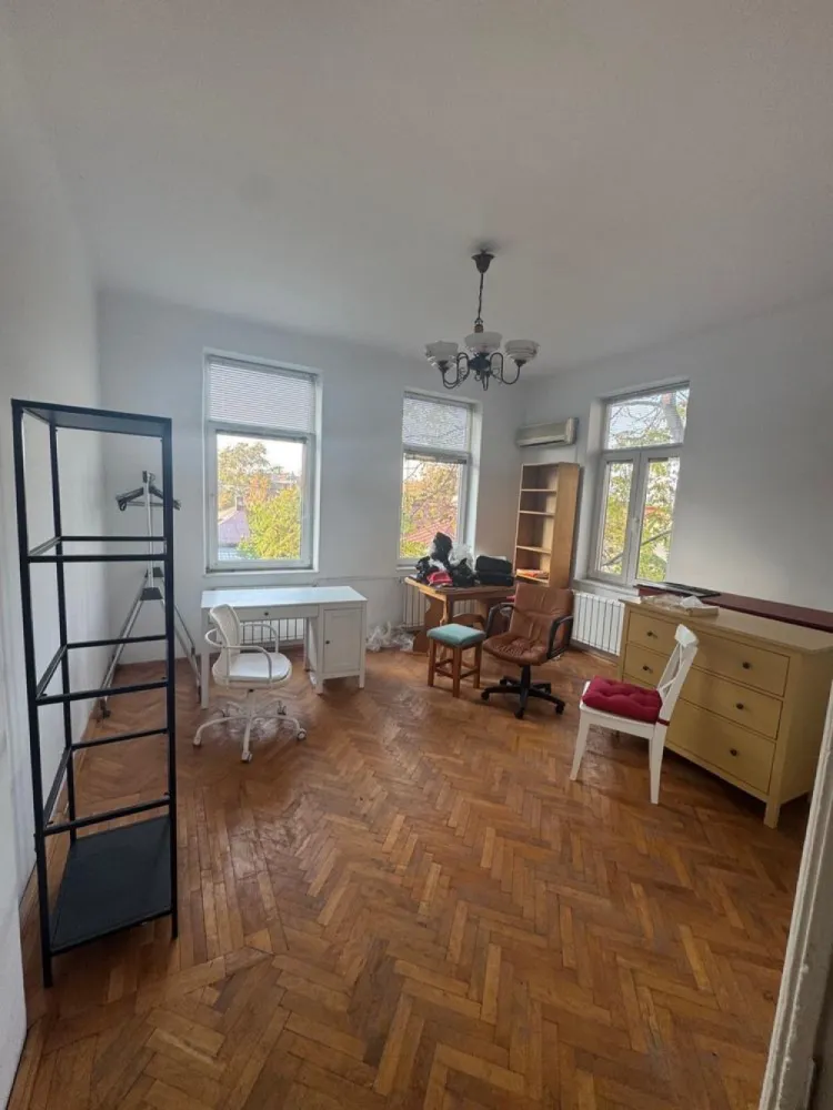 Casa de vanzare langa Parcul Carol - Casă de vânzare la doar cateva minute de Parcul Carol si Piata Unirii, pe str. Lamaitei, casa D- P+1 Dotari: centrala termica proprie. Proprietatea este spatioasa, eficient compartimentata, incaperi generoase si luminoase. Este ideal ca si rezidenta pentru o firma care doreste sa isi desfasoare activitatea intr-un mediu placut, aproape de centrul orasului!
