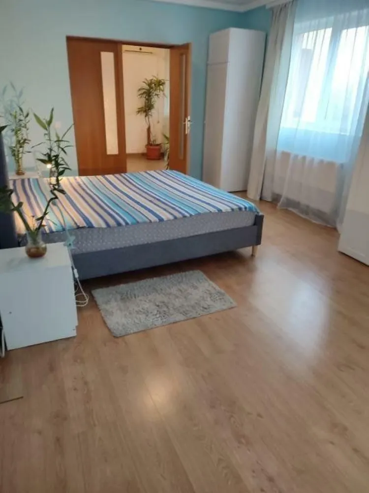 Proprietar, vand vila individuala Siseşti, singur in curte - Proprietar, vand vila individuala, singur in curte, 5 camere plus open space mansarda, P+E+M pe Soseaua Gh. I. Sisesti / Baneasa, amprenta la sol 113 mp, 300 mp construiţi, 260 mp utili, 300 mp teren + 61 mp cota din drumul privat, securizat cu bariere. Front 20 m (4 locuri de parcare). Camere mari, spaţioase şi luminoase. Parter: living, birou, bucătărie, baie, holuri; Etaj: 3 dormitoare, baie, hol, 2 balcoane; Mansarda open space pe toata suprafata casei, cu placa de beton, neamenajata. Ultima renovare in 2020, la interior. Curte libera 187 mp, cu brazi, arbusti si pomi fructiferi, gazon si alee de beton, foisor. Toate utilităţile, centrala proprie. Instalaţii sanitare şi centrala noi. Zona bună, verde, civilizata şi linistita. Transport în comun (autobuze, metrou, terminal multimodal Straulesti).