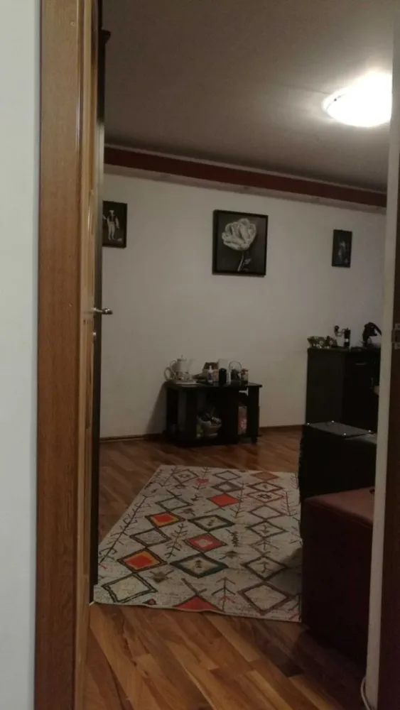 APARTAMENT 3 CAMERE, decomandat, cartier Baneasa, particular - Apartament 3 camere, confort 1, decomandat este situat in bloc de 4 etaje, scara 2 din 3, etajul 4. Zona linistita in apropierea parcului Herastrau. Bloc reabilitat termic, fara infiltrari de apa prin plafon sau alte scurgeri. Suprafata utila a apartamentului este de 74mp, compus din vestibul, 2 dormitoare, 1 living, bucatarie, balcon, 1 wc(de serviciu), 1 baie si 2 debarale. Blocul este situat in apropiere de Piata Baneasa, aeroport Aurel Vlaicu cu acces foarte aproape de statii de autobuz si in curand metrou. Ca zone comerciale, se afla Mall Baneasa, Ikea, Dedeman, Careffour si multe altele. Pentru mai multe detalii puteți suna la numărul de contact, 07********24.