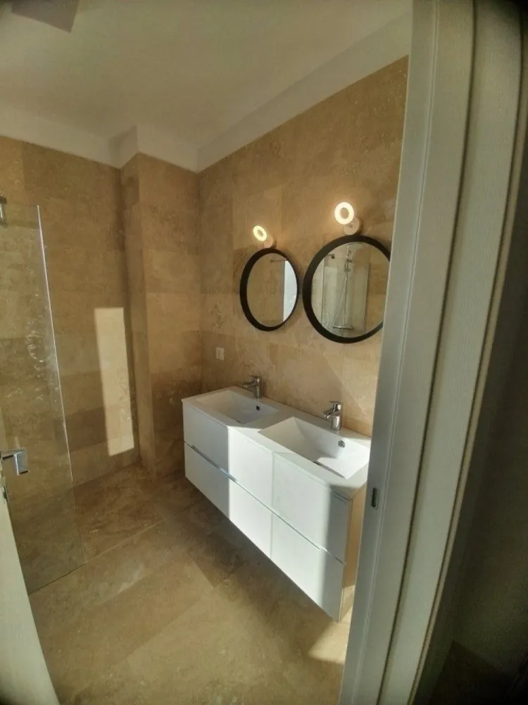 Apartament zona ultracentrala LUX***** - Acest apartament modern, situat într-un imobil nou proiectat de arhitectul de renume Dorin Ştefan, este amplasat într-una dintre cele mai prestigioase zone rezidenţiale ale Bucureştiului. Spaţiile vitrate cu rame din aluminiu şi geamuri tripan oferă o atmosferă luminoasă şi o izolare termică superioară. Apartamentul dispune de un living spaţios cu bucătărie open-space, complet mobilat, trei dormitoare, dintre care două au dressinguri generoase, iar dormitorul matrimonial oferă o capacitate amplă de depozitare. Cele două băi sunt placate cu travertin, iar finisajele sunt de calitate superioară. Vederea este splendidă, cu terase ce înconjoară apartamentul şi oferă panorame atât către Parcul Cazzavillan, cât şi spre partea din spate a imobilului. Terasele sunt uriase,perfecte pentru relaxare, permiţând montarea unui colţar şi a unei mese de 8 locuri, perfecte pentru zilele însorite. Apartamentul include două locuri de parcare subterane şi o boxă de depozitare. Echipamentele de top â€“ centrală termică Daikin, aer condiţionat încorporat Daikin, reglaj individual al temperaturii în fiecare cameră şi încălzire în pardoseală â€“ asigură confortul întregului spaţiu. Dormitorul matrimonial şi livingul sunt dotate cu televizoare.
