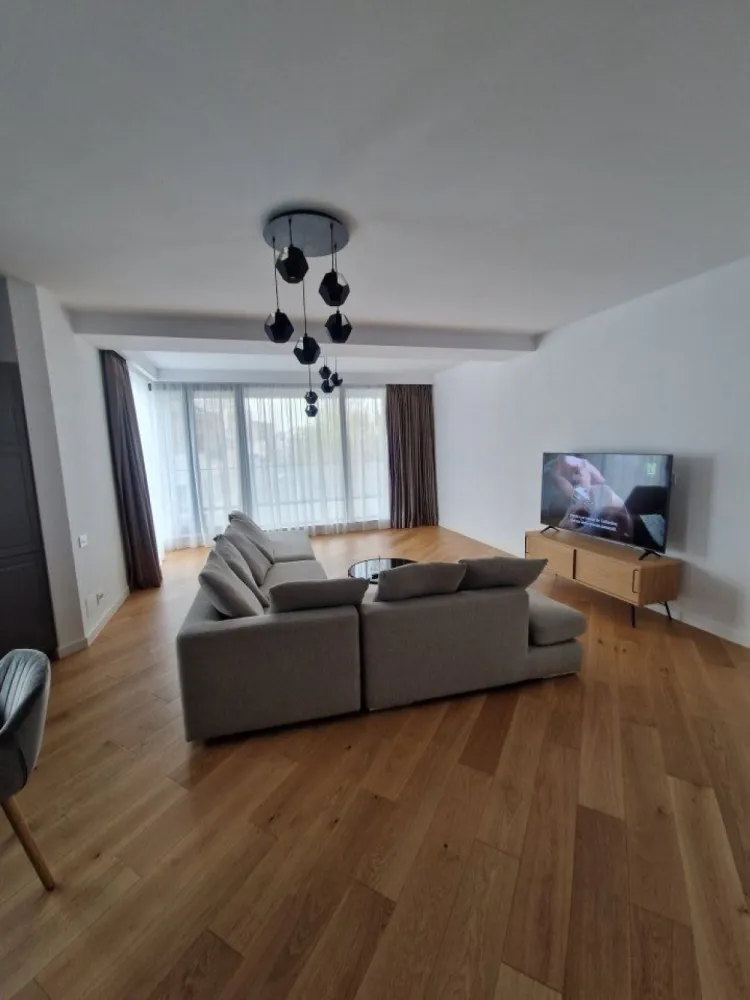 Apartament zona ultracentrala LUX***** - Acest apartament modern, situat într-un imobil nou proiectat de arhitectul de renume Dorin Ştefan, este amplasat într-una dintre cele mai prestigioase zone rezidenţiale ale Bucureştiului. Spaţiile vitrate cu rame din aluminiu şi geamuri tripan oferă o atmosferă luminoasă şi o izolare termică superioară. Apartamentul dispune de un living spaţios cu bucătărie open-space, complet mobilat, trei dormitoare, dintre care două au dressinguri generoase, iar dormitorul matrimonial oferă o capacitate amplă de depozitare. Cele două băi sunt placate cu travertin, iar finisajele sunt de calitate superioară. Vederea este splendidă, cu terase ce înconjoară apartamentul şi oferă panorame atât către Parcul Cazzavillan, cât şi spre partea din spate a imobilului. Terasele sunt uriase,perfecte pentru relaxare, permiţând montarea unui colţar şi a unei mese de 8 locuri, perfecte pentru zilele însorite. Apartamentul include două locuri de parcare subterane şi o boxă de depozitare. Echipamentele de top â€“ centrală termică Daikin, aer condiţionat încorporat Daikin, reglaj individual al temperaturii în fiecare cameră şi încălzire în pardoseală â€“ asigură confortul întregului spaţiu. Dormitorul matrimonial şi livingul sunt dotate cu televizoare.