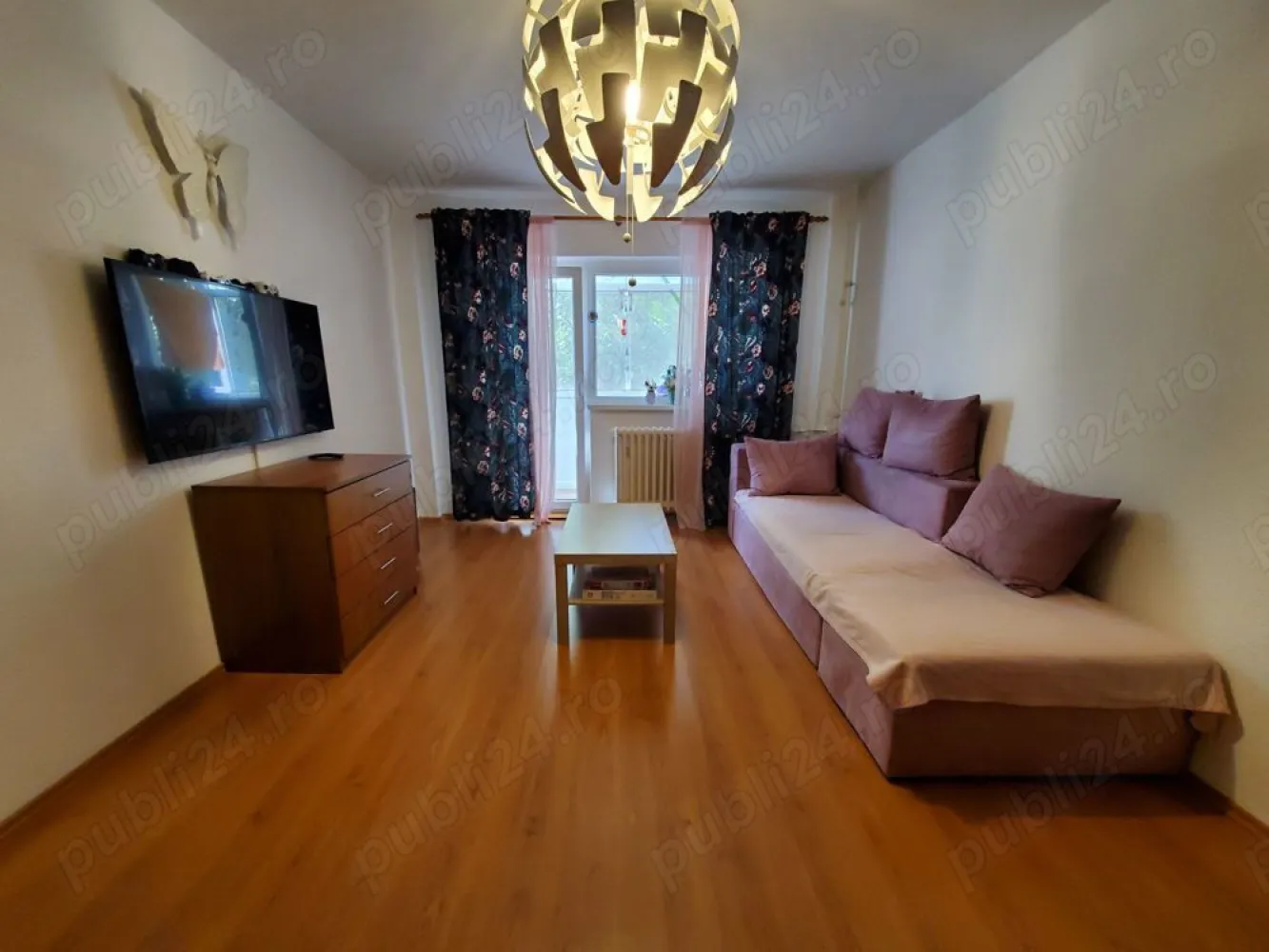 Apartament 3 camere Veteranilor-Militari - Apartament 3 camere, în zona Veteranilor cartier Militari, 1 bucatarie, 2 bai, 1 balcon, 1 debara, aer conditionat, loc de parcare Adp( exista posibilitate de a fi transferat noilor proprietari) boxa la subsol, zona Veteranilor-Timonierului, la etajul 1, decomandat, vedere pe spate, an constructie 1979 si dat în folosința in 1980, la 2 minute de școala 142 si grădinița Albinutele, la 5 minute de Piața Veteranilor, metrou si transport public Stb. Posibilitate de montare centrala termica, conducta de gaz fiind deja instalata în bloc. Zilele de vizionare se stabilesc la telefon. Posibilitate eliberatre imediată. Prețul se negociaza dupa vizionare.