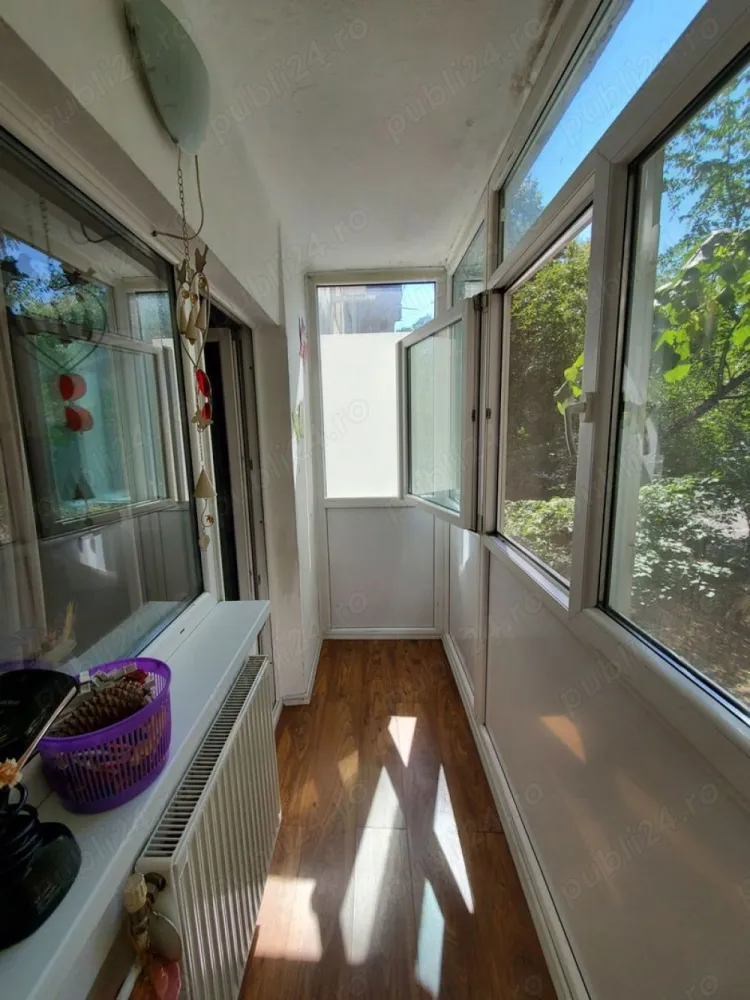 Apartament 3 camere Veteranilor-Militari - Apartament 3 camere, în zona Veteranilor cartier Militari, 1 bucatarie, 2 bai, 1 balcon, 1 debara, aer conditionat, loc de parcare Adp( exista posibilitate de a fi transferat noilor proprietari) boxa la subsol, zona Veteranilor-Timonierului, la etajul 1, decomandat, vedere pe spate, an constructie 1979 si dat în folosința in 1980, la 2 minute de școala 142 si grădinița Albinutele, la 5 minute de Piața Veteranilor, metrou si transport public Stb. Posibilitate de montare centrala termica, conducta de gaz fiind deja instalata în bloc. Zilele de vizionare se stabilesc la telefon. Posibilitate eliberatre imediată. Prețul se negociaza dupa vizionare.