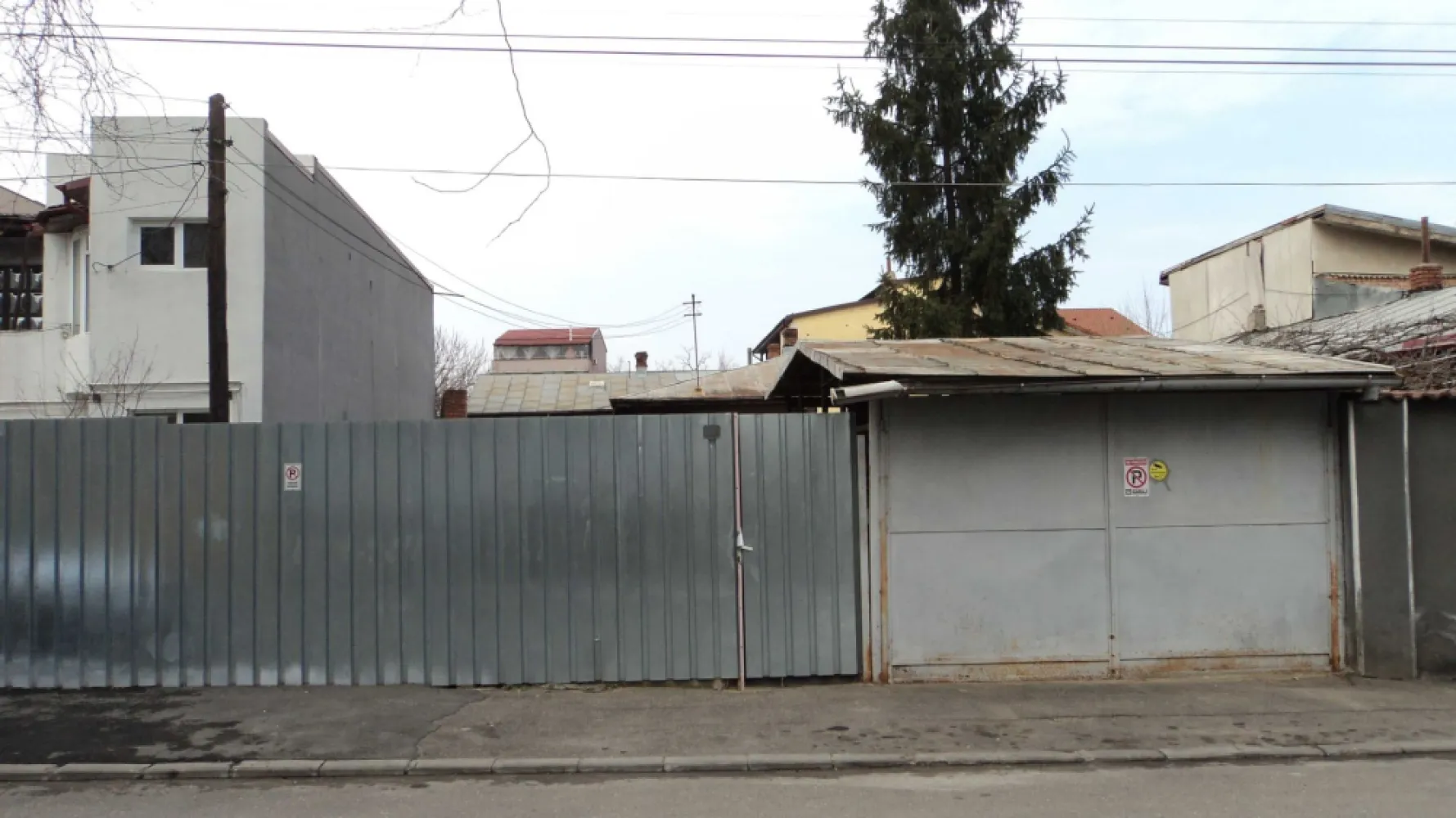 Casa de vanzare cu teren in Colentina - Casa din caramida cu curte. Trei camere plus dependinte. Casa este conectata la curent electric trifazat Toate celelalte utilitatile (apa, canal, gaze, internet) se afla la strada. Proprietatea are o suprafata de 386.8 mp., are o deschiderea la strada de 11.3 m. si o orientare sudica. Casa este localizata intr-o zona linistita cu scoli si gradinite care se afla in apropiere. Statiile mijloacele de transport in comun sunt la o distanta mica si permit accesul rapid in centrul capitalei. Propritatea are acces facil la autostrazi, drumuri nationale pricipale si la soseaua de centura. + Informatii la tel: 07******32