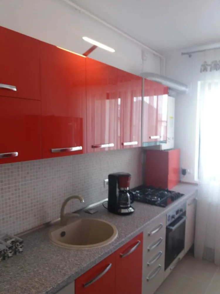 Apartament 3 camere Parc Carol ISG Rezidence - Apartament 3 camere Parc Carol ISG Rezidence , decomandat 80 mp an 2020 plus loc de parcare suprateran aflat in proprietate cu supraveghere video , apartamentul se vinde complet mobilat si utiliat cu electronice : centrala proprie , masina de spalat , 3 televizoare , 3 aere conditionate , hota , aragaz , cuptor , este situat in apropierea parcului Carol , In apropiere se afla unitati de invatamant , Colegiul eonomic Viilor , monetaria statului , magazine , mijloace transport in comun .