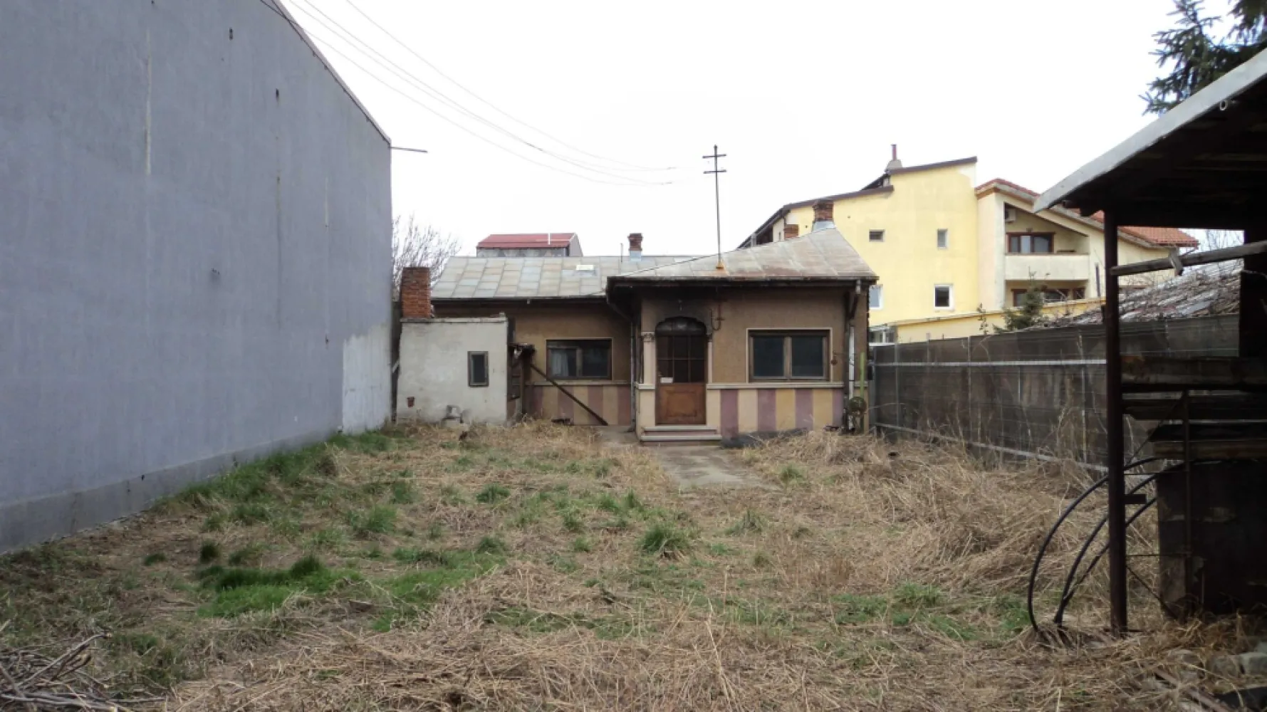 Casa de vanzare cu teren in Colentina - Casa din caramida cu curte. Trei camere plus dependinte. Casa este conectata la curent electric trifazat Toate celelalte utilitatile (apa, canal, gaze, internet) se afla la strada. Proprietatea are o suprafata de 386.8 mp., are o deschiderea la strada de 11.3 m. si o orientare sudica. Casa este localizata intr-o zona linistita cu scoli si gradinite care se afla in apropiere. Statiile mijloacele de transport in comun sunt la o distanta mica si permit accesul rapid in centrul capitalei. Propritatea are acces facil la autostrazi, drumuri nationale pricipale si la soseaua de centura. + Informatii la tel: 07******32
