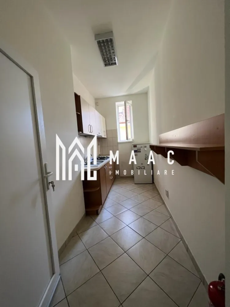 Cladire birouri 8 camere ITeren 470 mp I Parcare I Sub Arini - MAAC IMOBILIARE propune atentiei dumneavoastra o proprietate deosebita, situata in proximitatea Parcului Sub Arini. Cu regim de inaltime D + P + M + P si clasa energetica A, imobilul este folosit acum la activitati de birou si are o compartimentare eficienta: Demisol (92.27mp) -3 camere, 2 holuri, casa scarii, boxa, grup sanitar, camera tehnica Parter (101.28mp) - 4 incaperi spatioase, hol si casa scarii, 2 bai Mansardă (125.35mp) -open space, casa scarii cu hol, 2 bai, scara interioara pentru acces in podul de cca 50 mp. Terenul total - 470 mp, din care 320 mp curte libera in care sunt amenajate 6 locuri parcare (unul cu priza de incarcare masina electrica) si rasteluri pentru parcare de biciclete pentru 12 biciclete. Poarta pentru acces auto, automatizata; lift acces persoane cu dizabilitati; sistem supraveghere video; sistem control access; sisteme aer conditionat; usi interioare din aluminiu. Iluminatul interior este asigurat exclusiv cu corpuri de iluminat led; bransament curent trifazic + 25 kW. Sistem panouri fotovoltaice 21.75 kWp. Sistem Pompa de caldura si centrala termica Vissman integrate pentru incalzirea imobilului. Incalzitoare electrice pentru apa, la bai. Jaluzele montate in toate ramele ferestrelor. Dotari specifice activitatilor de birou-whiteboarduri generoase, montate pe peretii birourilor; ecran de proiectie retractabil, etc Se vinde de pe firma. Pentru mai multe detalii precizati telefonic ca ati vazut anuntul cu ID:CP2762160 }}