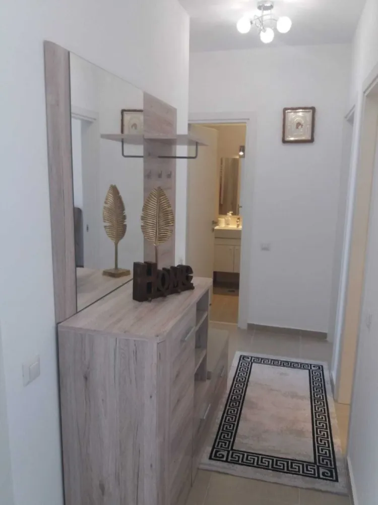 Apartament 3 camere Parc Carol ISG Rezidence - Apartament 3 camere Parc Carol ISG Rezidence , decomandat 80 mp an 2020 plus loc de parcare suprateran aflat in proprietate cu supraveghere video , apartamentul se vinde complet mobilat si utiliat cu electronice : centrala proprie , masina de spalat , 3 televizoare , 3 aere conditionate , hota , aragaz , cuptor , este situat in apropierea parcului Carol , In apropiere se afla unitati de invatamant , Colegiul eonomic Viilor , monetaria statului , magazine , mijloace transport in comun .