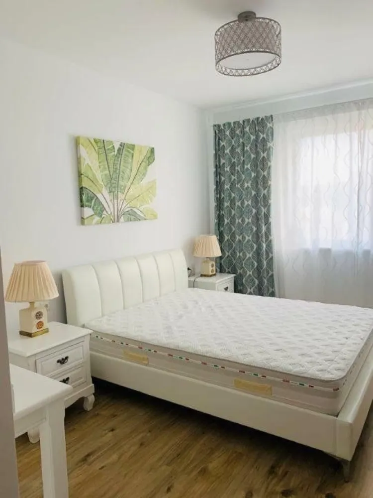 Apartament spaţios şi modern Greenfield Baneasa - 3 camere, 76 mp, parcare - Vă doriţi să locuiţi într-un apartament modern, cu finisaje de calitate, într-o zonă liniştită şi sigură, cu acces la natură şi la toate facilităţile unui complex rezidenţial de top? Acest apartament de 3 camere din Greenfield Baneasa este perfect pentru dumneavoastră! Cu o suprafaţă generoasă de 70 mp, construit în 2017, mobilat modern şi cu o orientare sud-estică ce oferă lumină naturală din plin, acest apartament vă va cuceri de la prima vedere. Dispune de un loc de parcare inclus, pentru confortul dumneavoastră. Bucuraţi-vă de liniştea şi confortul oferite de complex, cu locuri de joacă pentru copii, pază non-stop şi circuit închis. În plus, aveţi la îndemână şcoala Avenor, pădurea Băneasa şi un centru comercial, cu acces facil către toate punctele de interes ale oraşului.