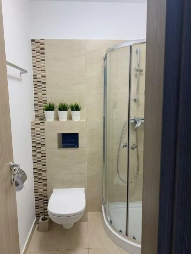 Apartament spaţios şi modern Greenfield Baneasa - 3 camere, 76 mp, parcare - Vă doriţi să locuiţi într-un apartament modern, cu finisaje de calitate, într-o zonă liniştită şi sigură, cu acces la natură şi la toate facilităţile unui complex rezidenţial de top? Acest apartament de 3 camere din Greenfield Baneasa este perfect pentru dumneavoastră! Cu o suprafaţă generoasă de 70 mp, construit în 2017, mobilat modern şi cu o orientare sud-estică ce oferă lumină naturală din plin, acest apartament vă va cuceri de la prima vedere. Dispune de un loc de parcare inclus, pentru confortul dumneavoastră. Bucuraţi-vă de liniştea şi confortul oferite de complex, cu locuri de joacă pentru copii, pază non-stop şi circuit închis. În plus, aveţi la îndemână şcoala Avenor, pădurea Băneasa şi un centru comercial, cu acces facil către toate punctele de interes ale oraşului.