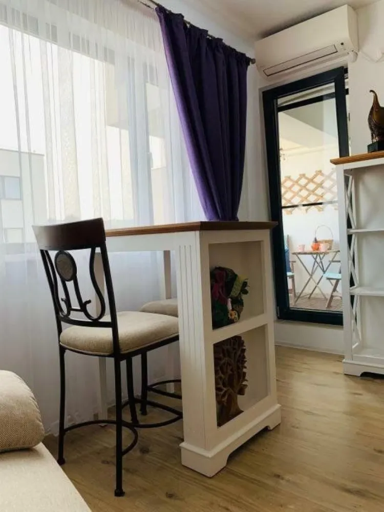 Apartament spaţios şi modern Greenfield Baneasa - 3 camere, 76 mp, parcare - Vă doriţi să locuiţi într-un apartament modern, cu finisaje de calitate, într-o zonă liniştită şi sigură, cu acces la natură şi la toate facilităţile unui complex rezidenţial de top? Acest apartament de 3 camere din Greenfield Baneasa este perfect pentru dumneavoastră! Cu o suprafaţă generoasă de 70 mp, construit în 2017, mobilat modern şi cu o orientare sud-estică ce oferă lumină naturală din plin, acest apartament vă va cuceri de la prima vedere. Dispune de un loc de parcare inclus, pentru confortul dumneavoastră. Bucuraţi-vă de liniştea şi confortul oferite de complex, cu locuri de joacă pentru copii, pază non-stop şi circuit închis. În plus, aveţi la îndemână şcoala Avenor, pădurea Băneasa şi un centru comercial, cu acces facil către toate punctele de interes ale oraşului.