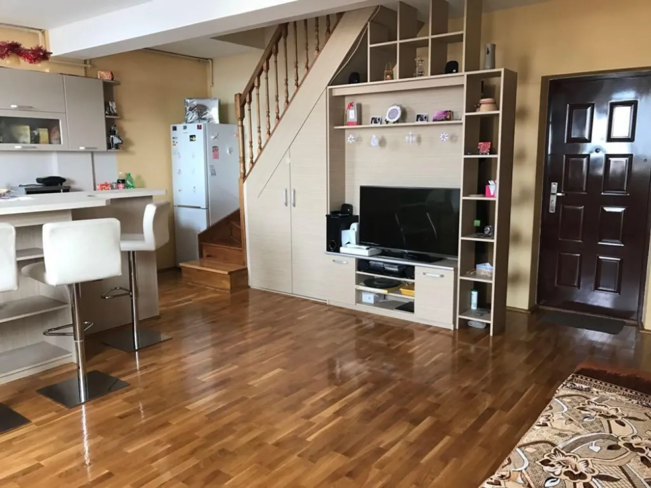 Ag EUROPA vinde ap. FINISAT cu 3 camere la etajul 4 zona CENTRALA. - Agenția EUROPA vinde apartament FINISAT cu 3 camere situat în zona CENTRALA la etajul 4.