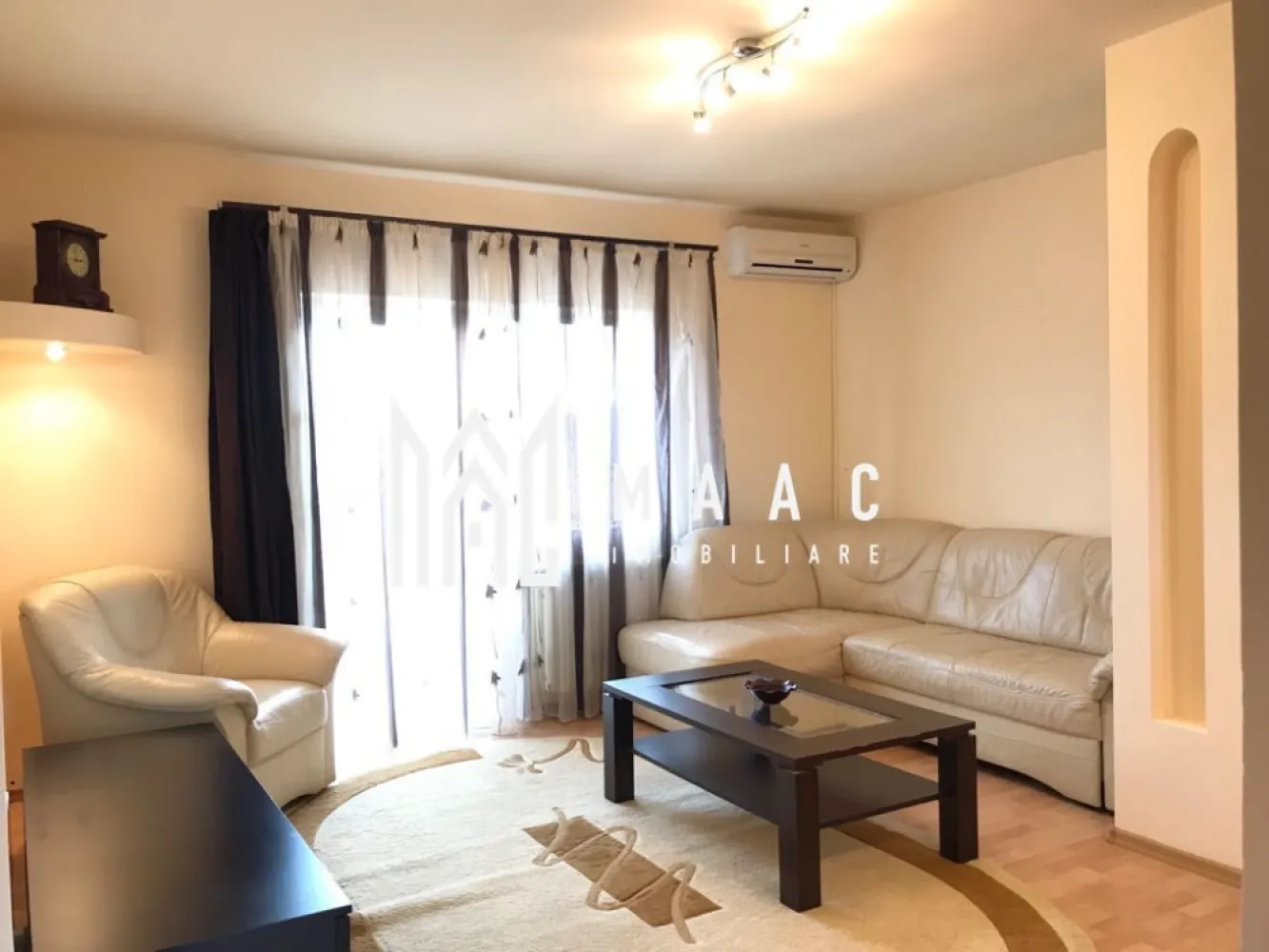 Apartament 3 camere I Loc de parcare I 2 Balcoane I Turnisor - MAAC Imobiliare va prezinta un apartament insorit si decomandat, amplasat la etajul 2 al unui imobil cu 3 etaje, din Turnisor. Locuinta cuprinde: living, bucatarie, 2 dormitoare, baie spatioasa cu vana si geam de aerisire, 2 balcoane (unul inchis). Aferente-loc de parcare in curtea comuna. Se vinde mobilat/utilat. Orientare S-E. Apartamentul se preteaza perfect pentru rezidenta sau pentru inchiriere in diverse regimuri. Zona linistita, de case, dar cu acces rapid catre centre comerciale, de invatamant, statii pentru transportul in comun, etc Pentru mai multe detalii precizati telefonic ca ati vazut anuntul cu ID:CP2762126 }}