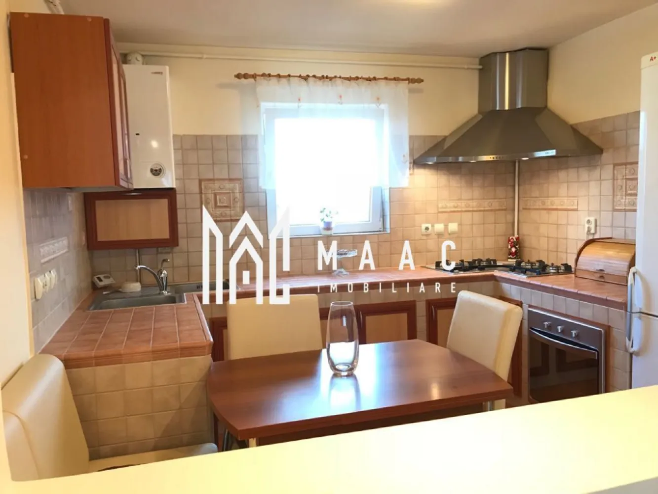Apartament 3 camere I Loc de parcare I 2 Balcoane I Turnisor - MAAC Imobiliare va prezinta un apartament insorit si decomandat, amplasat la etajul 2 al unui imobil cu 3 etaje, din Turnisor. Locuinta cuprinde: living, bucatarie, 2 dormitoare, baie spatioasa cu vana si geam de aerisire, 2 balcoane (unul inchis). Aferente-loc de parcare in curtea comuna. Se vinde mobilat/utilat. Orientare S-E. Apartamentul se preteaza perfect pentru rezidenta sau pentru inchiriere in diverse regimuri. Zona linistita, de case, dar cu acces rapid catre centre comerciale, de invatamant, statii pentru transportul in comun, etc Pentru mai multe detalii precizati telefonic ca ati vazut anuntul cu ID:CP2762126 }}
