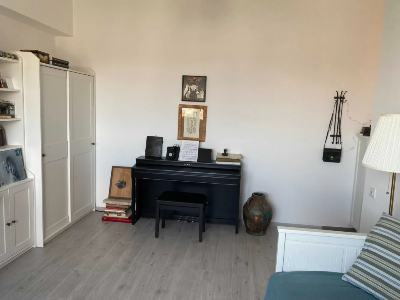 Garsoniera decomandata,Tineretului City,Vacaresti,2017,centrala pe gaz - Pretul vanzarii 92000 euro . Acesta este anuntul proprietarului. Despre cladire • Tineretului City- Bloc modern , dispune de cca 150 apartamente , garsoniere, 2 si 3 camere , boxe si locuri de parcare pe 3 niveluri, dat in folosinta in 2017. Are o fundatie foarte adanca, 3 niveluri de parcare subterana, acces prin 3 rampe distincte , bariere si porti automate, recunoastere automata numar inmatriculare, adapost antiatomic, stalpi si grinzi de beton armat, pereti despartitori din caramida. • Senzori care pot detecta scurgerile de gaz sunt instalati la fiecare nivel . • metrou Piata Sudului 7 min, , statie RATB , 30 m distanta. • Mall Sun Plaza – 2 min (este vis-à-vis) , Mega Image in apropiere • Situata in cea mai verde zona din Bucuresti: Parcul natural Delta Vacaresti este chiar vis-a-avis. Parcul Tineretului , Parcul Lumea Copiilor, Parcul Oraselul Copiilor in apropiere 4-8 minute. Cladirea este administrata profesionist prin firme care asigura: • mentenanta sistemelor anti-incendiu ,lifturilor , curatenia interioara si exterioara, inregistrare si monitorizare video, contabilitatea, cenzorat • Access in imobil cu interfon sau cheie magnetica. • Camere de filmat sunt instalate peste tot , inclusiv in cele doua lifturi moderne. Despre garsoniera • Situata la Etajul 10 din 11 ofera o vedere spectaculoasa la gradina Tudor Arghezi si cartierul de vile din zona Martisor, orientare S-V, apusul poate fi admirat zilnic. • Se vinde mobilata si utilata Ikea. • Suprafata utila : ~33 mp • Camerele sunt foarte inalte, au 2.90 m inaltime, volumul de aer fiind mult sporit fata de apartamenetele obisnuite. • Decomandata ( acces din hol la baie , bucatarie si camera) • Costurile de intretinere a garsonierei sunt ~100 RON pe luna. • Usa exterioara de metal, antiefractie cu inchidere in 5 puncte. • Usi interioare noi Bella Casa (baie si bucatarie) • Instalatii sanitare de tip PeX cu doua distribuitoare. • Tamplarie cu profil pentacameral Veka - Germania cu feronerie Roto – Germania prevazute cu geamuri tip tripan Saint Gobain low-e • Centrala termica Immergas Italia Camera: • Suprafata camerei este generoasa avand 16.15 mp , aer conditionat Bosch silentions instalat anul trecut, mobilata Ikea. Partea electrica: 3 prize + priza retea, TV pe peretele unde se vede patul, 2 prize duble in spatele bibliotecilor. Baie : • Decomandata , access din hol , 6.20 mp , obiecte sanitare Roca . Baia este pregatita pentru masina de spalat si eventual uscator separat , avand atat spatiu dedicat cat si infrastructura necesara compusa din 2 prize dedicate , alimentare apa rece si scurgere special pentru masina de spalat. Se poate monta bideu (eventual marca Roca) deoarece exista separat robineti apa calda si apa rece cat si scurgere ( pozitia acestora este in zona unde este acel taburet - vezi poze baie) , totul fiind functional. Exista alte doua prize cu protectie pentru uscator sau alte aparate , in proximitatea chiuvetei. Este montat si ventilator (tirajul aerului fiind foarte puternic se pare ca nu e nevoie de utilizarea sa). Bucatarie: • Decomandata, access din hol (avantajele unei bucatarii decomandate si inchise , cu aerisire naturala sunt nenumarate). • Suprafata generoasa 7.26 mp • Vedere superba la gradina Tudor Arghezi si cartierul de vile din zona Martisor. Partea electrica: 2 prize in zona centralei , 2 prize pentru plita si cuptor, 2 prize nivel superior , 2 prize in spatele frigiderului, 2 prize in zona de lucru a blatului, 2 prize sub masa mobila , 2 prize in zona de lectura si inca 2 prize cum intri in bucatarie pe peretele din dreapta. Hol: • Suprafata: 3.17 mp . Pardoseala: Gresie gri (la fel ca in bucatarie ) • Mobilat Ikea Partea electrica: panou electric + doua prize - alimentare media convertor si inca una de rezerva.