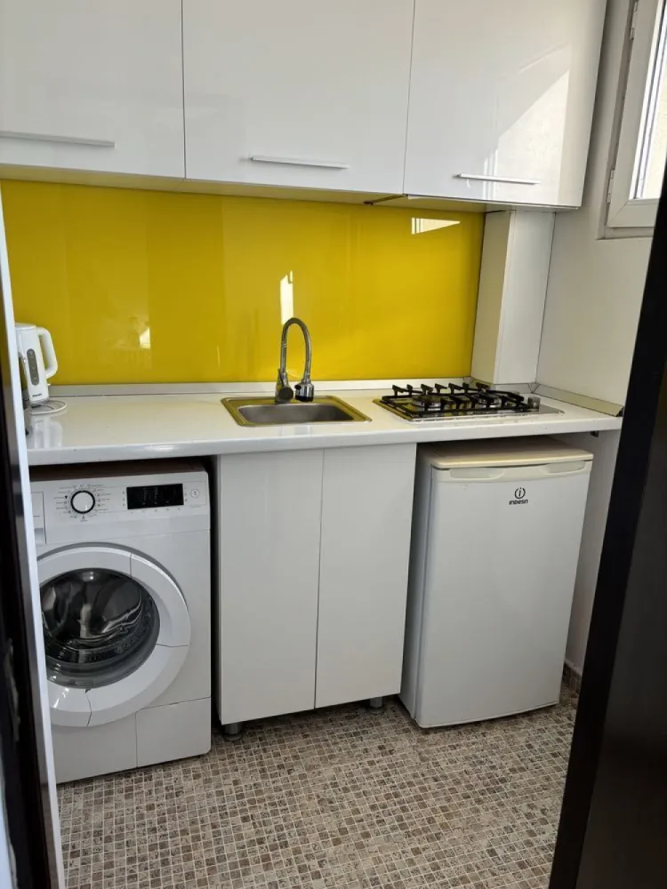 Garsoniera Alba Iulia - Vând garsoniera la Rond Alba Iulia,etajul 8 din 10,recent renovata,instalatii electrice si sanitare schimbate,utilata complet. Toate actele la zi,ideal pentru închiriat ,regim hotelier. Blocul este anvelopat,scara curata. Exclus agentii.