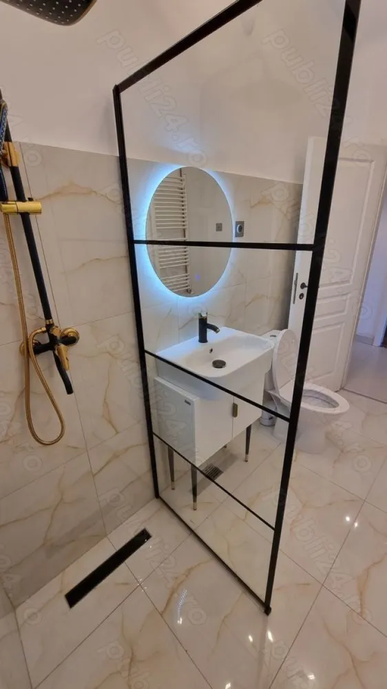 Apartament 3 camere ultracentral Univesitate - Apartament de vânzare cu 3 camere, situat într-o zonă excelentă, la intersecția Mosilor și Hristo Botev o locație centrală ce oferă acces facil la toate punctele de interes din București! Caracteristici generale: Bloc solid și rezistent, fără risc seismic sau urgență. Beneficiază de o curte interioară cu acces restricționat pentru locatari, controlat prin telecomandă, unde există posibilitatea de parcare. Scara blocului este renovată, iar corpul de clădire este izolat termic, asigurând confort și eficiență energetică. Liftul merge pana la etajul 4. Despre apartament: Apartamentul este situat la ultimul etaj (5 din 5), având deasupra o placă de beton și un pod înalt, circulabil, cu spații generoase de depozitare. Suprafața utilă este de 90 de metri pătrați, la care se adaugă un balcon. Living generos pentru momente de relaxare și socializare Două dormitoare decomandate, ideale pentru intimitate și confort Baie principală modernizată, cu instalația de apă și scurgere recent refăcute WC de serviciu pentru un plus de comoditate Bucătărie mobilată și complet utilată, pregătită pentru utilizare imediată Două spații de depozitare pentru organizarea eficientă a casei Tavanele sunt izolate termic, iar apartamentul dispune de centrală proprie. Orientare și luminozitate: Apartamentul are orientare estică, astfel încât este inundat de lumină naturală pe tot parcursul zilei și oferă o priveliște liberă. Alte avantaje: Apartamentul este oferit direct de proprietar, fără comisioane suplimentare. O locuință ideală pentru cei care caută confort și siguranță într-o zonă ultracentrală! Pentru detalii suplimentare și vizionări, vă așteptăm să ma contactați!