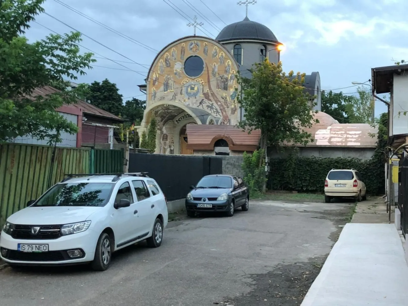 Vând Casa zona Centrala Iasi - Vând casă (variante), zonă liniștită Cantemir, 5 minute mers pe jos de Palas, alăturată bisericii “Sf. Mahramă a Maicii Domnului”, suprafață teren 300 mp pe care se află o casă construcție 1962 (demolare/RK ), spațiu comercial în funcțiune cu vad (fast food). Construcțiile sunt dotate cu toate utilitățile, autorizații în regulă și impozite la zi. Curtea are acces prin două străzi paralele. Ocazie unică, preț fix 195.000€. Telefon: 07******48