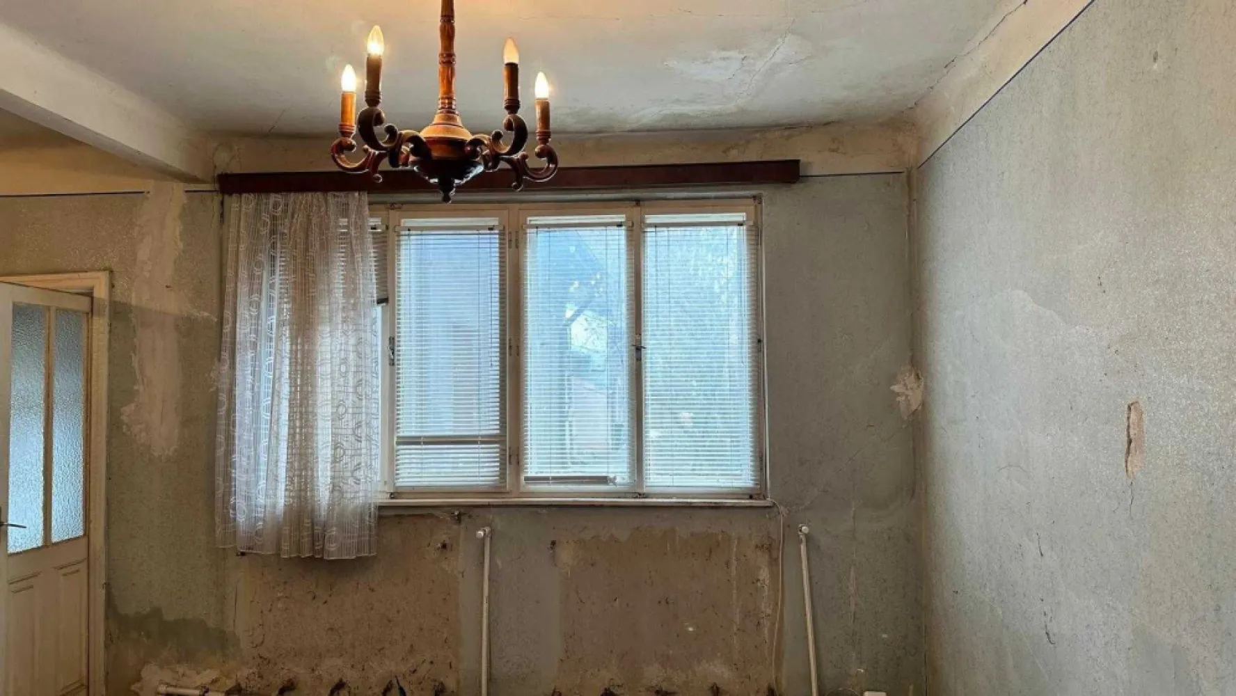 Casa 4 camere Cotroceni - Casa de vânzare în cartierul Cotroceni, 4 camere, bucătărie, baie și vestibul, în suprafață utilă de 99,69 mp, plus pivniță de 12 mp (total suprafață utilă de 111.82 mp.). Imobilul prezintă avantajul acurateței actelor de proprietate, există documente de la dobândirea terenului până în prezent, acesta a fost doar în proprietate privată, nefiind supus legii 112/1995. Casa se află într-o curte comună cu suprafață totală de 390 mp, din care 195 mp sunt în proprietatea indivizibila acestui imobil. Spațiul este dispus pe parter și este compus din 3 dormitoare (un dormitor de 13,46 mp, un dormitor de 15,21 mp, un dormitor de 20,23 mp) și un living de 32 mp. Totodată, casa beneficiază de o pivniță, cu intrare din bucătărie, și pod generos. Necesită renovare totală, cu posibilitatea extinderii spațiului locativ. Casa află într-o zonă liniștită si cu acces rapid la punctele cheie ale orasului. 7 minute de mers pe jos de parcuri și metroul Eroilor, în apropiere se află grădiniță, școală și centru comercial.
