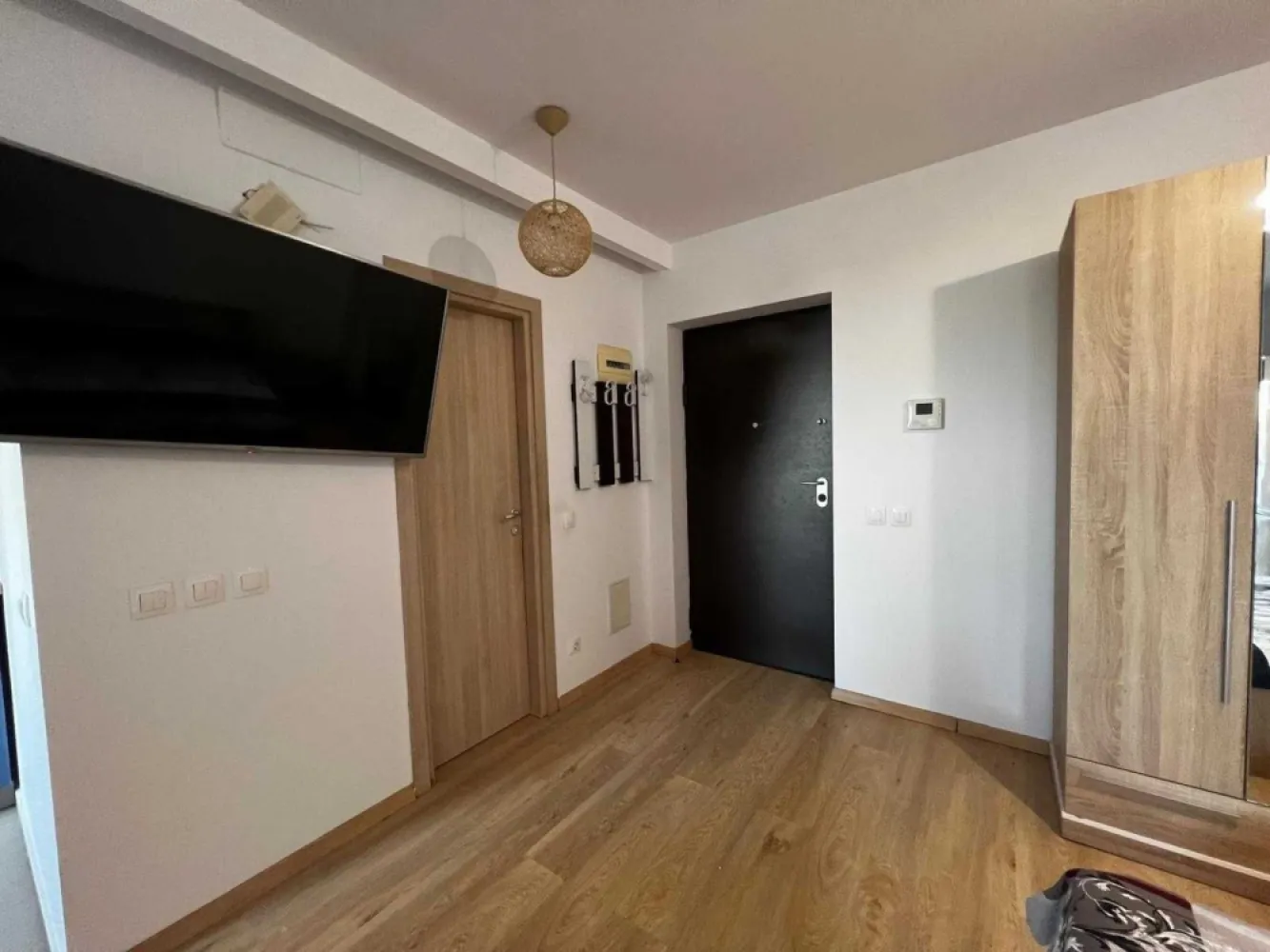 Vanzare studio in The Park Tineretului, vedere suberba - Proprietar, ofer spre Vanzare un Studio modern, avand o Suprafata generoasa, care permite compartimentarea in 2 camere, situat in Complexul rezidential The Park. Zona Tineretului este parte integrata a sectorului 4. Va invitam sa descoperiti aceasta deosebita zona, care cuprinde cu siguranta toate nevoile. Localizare: Studioul este localizat in Zona Tineretului, pe Strada Pajistei, in imobil cu acces stradal si vedere spre Parcul Tineretului, Casa Poporului si Palatul Copiilor, find o incantare sa va relaxati dupa o zi de munca, in balcon, admirand peisajul si apusul soarelui. Etaj: Apartamentul este pozitionat la etajul 10 din 11. Compartimentarea studioului in momentul de fata cuprinde o camera de zi cu bucatarie deschisa, 1 grup sanitar, 1 balcon deschis. Dimensiunea generoasa a camere, permite compartimentarea unui dormitor intim si confortabil. Suprafete: Suprafata Total Construita a apartamentului este de 42 mp, Suprafata Utila este de 37 de mp, iar suprafata balconului este de aproximativ 5 mp, St 48mp. Constructia Complexului rezidential este finalizata in anul 2017, pe structura de beton. Compartimentarile interioare sunt facute din caramida, izoland astfel foarte bine termic si fonic locuinta. Aceasta locuinta se vinde complet mobilata si utilat. Numeroasele locuri de joaca pentru copii, institutiile bancare, centrele comerciale, institutiile de invatamant si mijloacele de transport, fac din zona Tineretului una dintre cele mai cautate zone din Capitala, ravnita chiar si de cei mai pretentiosi cumparatori si chiriasi. Daca se doreste ca aceast apartament situat in zona Tineretului, pe Strada Pajistei, sa devina locuinta sau spatiu de birouri, zona acopera toate nevoile. Ca utilitati, zona Tineretului dispune de toate tipurile de retele: apa, gaze, canalizare, internet, cablu si de o infrastructura sociala completa. Vecinatati: Magazine, piata, gradinita, scoala, STB, metrou, parc, drum urban, hotel, aeroport, bar/pub, restaurant, Calea Vacaresti, Sun Plaza, Parc Tineretului, Parcul National al Copiilor, Parcul Natural Vacaresti, Delta Vacaresti. Acte: Apartamentul detine carte funciara, nr.cadastral, certificat energetic. Incalzire: Imobilul dispune de incalzire centralizata proprie. Strazile amenajate permit o plimbare lunga si linistita, unde puteti gasi si spatii verzi bine amenajate dar si mici parculete in apropierea imobilului. Apartamentul, ca si nivel de finisaje dispune de: parchet, gresie, faianta, usi interioare din lemn, usa de intrare din metal, instalatii electrice si sanitare noi, aer conditionat. Orientarea cardinala este pe NORD-EST, beneficiind astfel de lumina naturala a soarelui inca din prima parte a zilei, iar privelistea spre Parcul Tineretului, este incantatoare. In cazul in care oferta noastra v-a captat atentia si doriti sa deveniti un fericit cumparator, va asteptam la o vizionare, studioul putand fi vazut in orice zi, cu programare in prealabil.