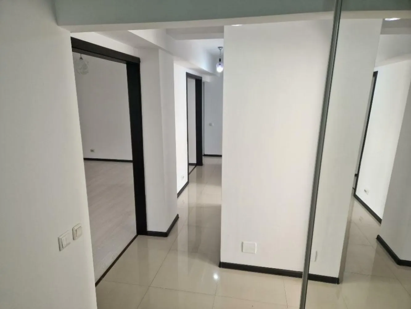 Vanzare apartament 3 camere, Bucureşti, Sector 3, Str Ilioara - Apartament la vânzare: Aici începe aventura ta de locuit! Te-ai săturat să tot cauţi? Noi avem ce-ţi trebuie: un apartament cu personalitate, luminos şi spaţiu pentru vise mari (şi papuci mici). Detalii care chiar contează: Suprafaţă: Suficientă cât să te poţi rostogoli în voie (70mp) Camere: Perfect de multe pentru weekenduri leneşe (doua dormitoare şi living) Bucătărie: Unde cina îţi iese ca pe Pinterest, sau cel puţin ai destul spaţiu pentru takeout (rămâne mobilata) Terasa: Pentru cafeaua ta de dimineaţă, filosofie la apus şi o mică grădină urbană â€“ dacă reuşeşti să păstrezi o plantă vie! Extra features: Vecini simpatici, să ştii pe cine să chemi la o cafea (sau să-ţi împrumute zahăr, ca în filme) Şi mai presus de toate, o vibraţie care te face să te simţi ca acasă din prima clipă! Dacă eşti gata să pui piciorul în ceva extra, nu doar un spaţiu de locuit, ci o poveste, vino să vezi apartamentul ăsta fain. Bonus: sentimentul că ţi-ai găsit locul tău în lume. Câteva detalii technice: este pe Strada Ilioara nr 19A, la 5-10 minute de mers sunt 2 grădiniţe private, noi am ales Strumfisor şi ne-a plăcut. Am locuit în el din 2016, terasa a fost extrem de utila în pandemie, mai ales sa bei o bere cu vecinii când nu poţi merge nicăieri, dar şi pentru copil. Centrala termica este pe gaz, individuala şi cu încălzire în pardoseala. Sunt parcări de la Primărie şi se mai poate parca şi pe strada, depinde cum preferi. În rest, cu un Google, găseşti tot ce este în jur.