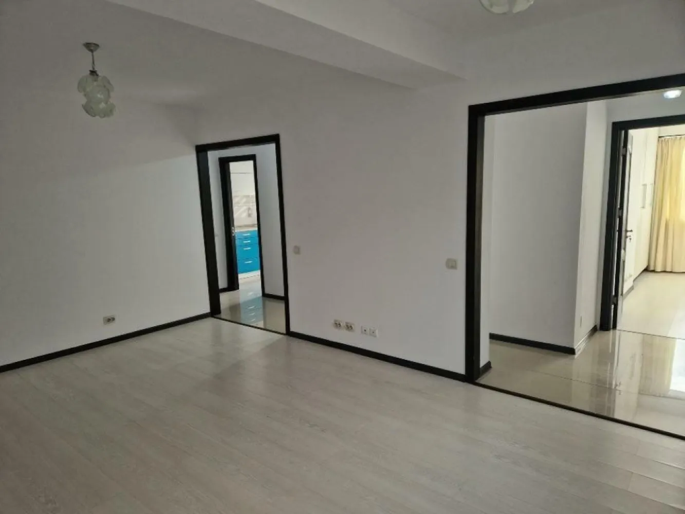 Vanzare apartament 3 camere, Bucureşti, Sector 3, Str Ilioara - Apartament la vânzare: Aici începe aventura ta de locuit! Te-ai săturat să tot cauţi? Noi avem ce-ţi trebuie: un apartament cu personalitate, luminos şi spaţiu pentru vise mari (şi papuci mici). Detalii care chiar contează: Suprafaţă: Suficientă cât să te poţi rostogoli în voie (70mp) Camere: Perfect de multe pentru weekenduri leneşe (doua dormitoare şi living) Bucătărie: Unde cina îţi iese ca pe Pinterest, sau cel puţin ai destul spaţiu pentru takeout (rămâne mobilata) Terasa: Pentru cafeaua ta de dimineaţă, filosofie la apus şi o mică grădină urbană â€“ dacă reuşeşti să păstrezi o plantă vie! Extra features: Vecini simpatici, să ştii pe cine să chemi la o cafea (sau să-ţi împrumute zahăr, ca în filme) Şi mai presus de toate, o vibraţie care te face să te simţi ca acasă din prima clipă! Dacă eşti gata să pui piciorul în ceva extra, nu doar un spaţiu de locuit, ci o poveste, vino să vezi apartamentul ăsta fain. Bonus: sentimentul că ţi-ai găsit locul tău în lume. Câteva detalii technice: este pe Strada Ilioara nr 19A, la 5-10 minute de mers sunt 2 grădiniţe private, noi am ales Strumfisor şi ne-a plăcut. Am locuit în el din 2016, terasa a fost extrem de utila în pandemie, mai ales sa bei o bere cu vecinii când nu poţi merge nicăieri, dar şi pentru copil. Centrala termica este pe gaz, individuala şi cu încălzire în pardoseala. Sunt parcări de la Primărie şi se mai poate parca şi pe strada, depinde cum preferi. În rest, cu un Google, găseşti tot ce este în jur.