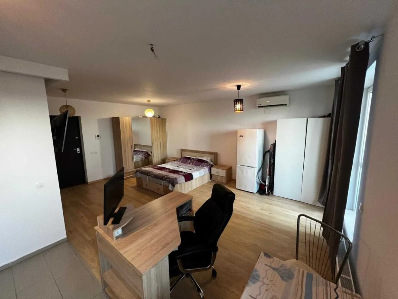 Vanzare studio in The Park Tineretului, vedere suberba - Proprietar, ofer spre Vanzare un Studio modern, avand o Suprafata generoasa, care permite compartimentarea in 2 camere, situat in Complexul rezidential The Park. Zona Tineretului este parte integrata a sectorului 4. Va invitam sa descoperiti aceasta deosebita zona, care cuprinde cu siguranta toate nevoile. Localizare: Studioul este localizat in Zona Tineretului, pe Strada Pajistei, in imobil cu acces stradal si vedere spre Parcul Tineretului, Casa Poporului si Palatul Copiilor, find o incantare sa va relaxati dupa o zi de munca, in balcon, admirand peisajul si apusul soarelui. Etaj: Apartamentul este pozitionat la etajul 10 din 11. Compartimentarea studioului in momentul de fata cuprinde o camera de zi cu bucatarie deschisa, 1 grup sanitar, 1 balcon deschis. Dimensiunea generoasa a camere, permite compartimentarea unui dormitor intim si confortabil. Suprafete: Suprafata Total Construita a apartamentului este de 42 mp, Suprafata Utila este de 37 de mp, iar suprafata balconului este de aproximativ 5 mp, St 48mp. Constructia Complexului rezidential este finalizata in anul 2017, pe structura de beton. Compartimentarile interioare sunt facute din caramida, izoland astfel foarte bine termic si fonic locuinta. Aceasta locuinta se vinde complet mobilata si utilat. Numeroasele locuri de joaca pentru copii, institutiile bancare, centrele comerciale, institutiile de invatamant si mijloacele de transport, fac din zona Tineretului una dintre cele mai cautate zone din Capitala, ravnita chiar si de cei mai pretentiosi cumparatori si chiriasi. Daca se doreste ca aceast apartament situat in zona Tineretului, pe Strada Pajistei, sa devina locuinta sau spatiu de birouri, zona acopera toate nevoile. Ca utilitati, zona Tineretului dispune de toate tipurile de retele: apa, gaze, canalizare, internet, cablu si de o infrastructura sociala completa. Vecinatati: Magazine, piata, gradinita, scoala, STB, metrou, parc, drum urban, hotel, aeroport, bar/pub, restaurant, Calea Vacaresti, Sun Plaza, Parc Tineretului, Parcul National al Copiilor, Parcul Natural Vacaresti, Delta Vacaresti. Acte: Apartamentul detine carte funciara, nr.cadastral, certificat energetic. Incalzire: Imobilul dispune de incalzire centralizata proprie. Strazile amenajate permit o plimbare lunga si linistita, unde puteti gasi si spatii verzi bine amenajate dar si mici parculete in apropierea imobilului. Apartamentul, ca si nivel de finisaje dispune de: parchet, gresie, faianta, usi interioare din lemn, usa de intrare din metal, instalatii electrice si sanitare noi, aer conditionat. Orientarea cardinala este pe NORD-EST, beneficiind astfel de lumina naturala a soarelui inca din prima parte a zilei, iar privelistea spre Parcul Tineretului, este incantatoare. In cazul in care oferta noastra v-a captat atentia si doriti sa deveniti un fericit cumparator, va asteptam la o vizionare, studioul putand fi vazut in orice zi, cu programare in prealabil.