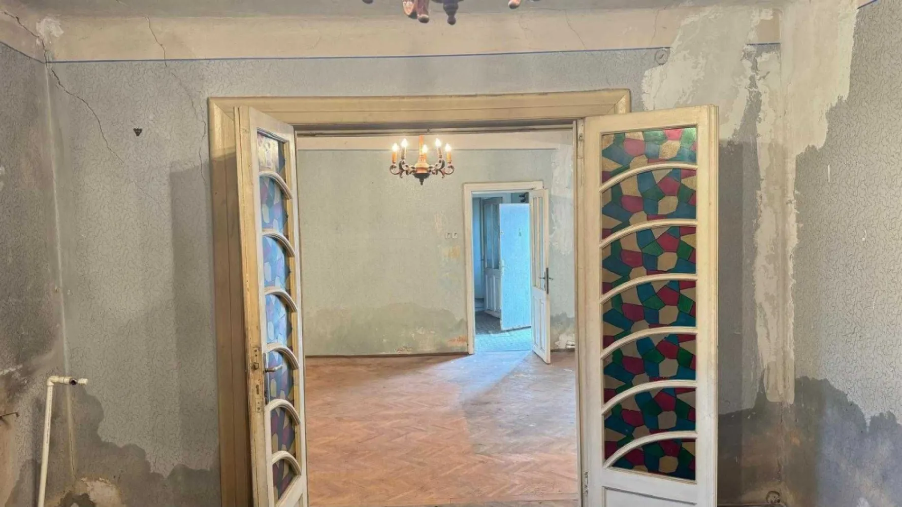 Casa 4 camere Cotroceni - Casa de vânzare în cartierul Cotroceni, 4 camere, bucătărie, baie și vestibul, în suprafață utilă de 99,69 mp, plus pivniță de 12 mp (total suprafață utilă de 111.82 mp.). Imobilul prezintă avantajul acurateței actelor de proprietate, există documente de la dobândirea terenului până în prezent, acesta a fost doar în proprietate privată, nefiind supus legii 112/1995. Casa se află într-o curte comună cu suprafață totală de 390 mp, din care 195 mp sunt în proprietatea indivizibila acestui imobil. Spațiul este dispus pe parter și este compus din 3 dormitoare (un dormitor de 13,46 mp, un dormitor de 15,21 mp, un dormitor de 20,23 mp) și un living de 32 mp. Totodată, casa beneficiază de o pivniță, cu intrare din bucătărie, și pod generos. Necesită renovare totală, cu posibilitatea extinderii spațiului locativ. Casa află într-o zonă liniștită si cu acces rapid la punctele cheie ale orasului. 7 minute de mers pe jos de parcuri și metroul Eroilor, în apropiere se află grădiniță, școală și centru comercial.