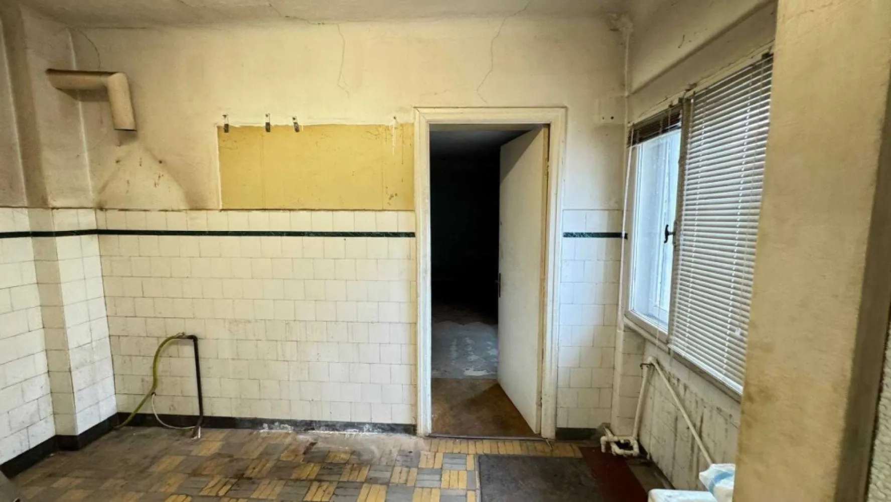 Casa 4 camere Cotroceni - Casa de vânzare în cartierul Cotroceni, 4 camere, bucătărie, baie și vestibul, în suprafață utilă de 99,69 mp, plus pivniță de 12 mp (total suprafață utilă de 111.82 mp.). Imobilul prezintă avantajul acurateței actelor de proprietate, există documente de la dobândirea terenului până în prezent, acesta a fost doar în proprietate privată, nefiind supus legii 112/1995. Casa se află într-o curte comună cu suprafață totală de 390 mp, din care 195 mp sunt în proprietatea indivizibila acestui imobil. Spațiul este dispus pe parter și este compus din 3 dormitoare (un dormitor de 13,46 mp, un dormitor de 15,21 mp, un dormitor de 20,23 mp) și un living de 32 mp. Totodată, casa beneficiază de o pivniță, cu intrare din bucătărie, și pod generos. Necesită renovare totală, cu posibilitatea extinderii spațiului locativ. Casa află într-o zonă liniștită si cu acces rapid la punctele cheie ale orasului. 7 minute de mers pe jos de parcuri și metroul Eroilor, în apropiere se află grădiniță, școală și centru comercial.
