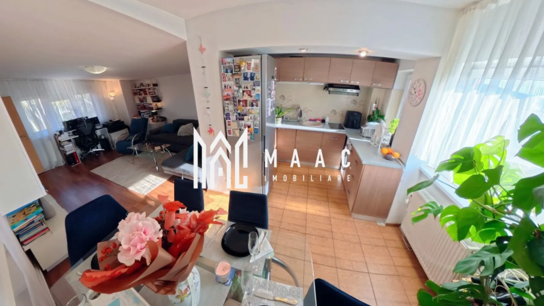 Apartament la casa | 2 camere | Decomandat | Lazaret - Maac Imobiliare vă oferă spre vânzare un apartament cu 2 camere, cu o suprafață generoasă de 66 mp utili, situat la etajul 2 al unui imobil cochet, format din doar 12 apartamente, dintre care doar 8 au acces direct de pe scară. Apartamentul este amplasat în zona Lazaret, într-un ansamblu aerisit, înconjurat de spații verzi, loc de joacă și zonă de parcare liberă. Clădirea a fost proiectată inițial ca hotel, ceea ce explică dimensiunile peste medie, orientarea dublă (est–vest) ce oferă lumină naturală pe tot parcursul zilei, dar și numărul redus de vecini, ideal pentru cei care caută liniște și intimitate. Compartimentare și dotări: Hol de intrare spațios, prevăzut cu zone de depozitare și lumină naturală Dormitor de aproape 20 mp, cu orientare estică – perfect pentru dimineți însorite Living cu bucătărie open-space și zonă de dining – 26 mp, cu ferestre pe ambele părți Baie complet utilată, cu centrală proprie în apropiere Pod deasupra apartamentului, ideal pentru depozitare suplimentară Puncte forte ale proprietății: Suprafață mai mare decât media locuințelor cu 2 camere Lumină naturală din abundență, datorită orientării est–vest Zonă liniștită, cu acces facil la spații verzi și loc de joacă Posibilitatea de a parca fără dificultăți Imobil cu număr mic de locatari – comunitate restrânsă și liniștită Casă scării largă, cu spații pentru depozitarea bicicletelor și alte utilități pe palier Pentru mai multe detalii va rugam specificati telefonic ID: CP2762029 }}