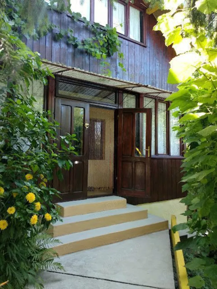 Casa, 3 dormitoare si living, de vînzare în Copou, an constr.2004 - Casă are la etaj: 3 dormitoare, 1 baie, hol si terasa ; la parter living, bucătărie, 1 baie, balcon si beci. --- In camare s-a pus parchet de calitate superioara, iar in holuri , baii si beci sa pus gresie si faianta moderna. --- In curte o magazie pentru scule și teren 500 mp.. --- Suprafata total construita 127mp. Suprafata utila 100mp. --- Anul constr. 2004. Casa se află într-o zonă foarte frumoasa și liniștită în Copou Iași, la 5 minute de Parcul Copou, unde troneaza Teiul lui Eminescu . --- In aproape sunt magazine , restaurante, grădinițe, scoli, spitale, universitate. Casa dispune de toate utilitățile: lumina, gaz, apă, internet, centrală pe gaz. Pe teren s-a plantat pomii, vie, o frumoasă pădure de brazi și o binevenită grădină de legume. Se poate construi și piscină cu apă de la fîntînă.