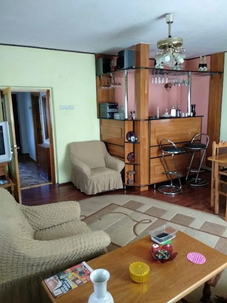Casa, 3 dormitoare si living, de vînzare în Copou, an constr.2004 - Casă are la etaj: 3 dormitoare, 1 baie, hol si terasa ; la parter living, bucătărie, 1 baie, balcon si beci. --- In camare s-a pus parchet de calitate superioara, iar in holuri , baii si beci sa pus gresie si faianta moderna. --- In curte o magazie pentru scule și teren 500 mp.. --- Suprafata total construita 127mp. Suprafata utila 100mp. --- Anul constr. 2004. Casa se află într-o zonă foarte frumoasa și liniștită în Copou Iași, la 5 minute de Parcul Copou, unde troneaza Teiul lui Eminescu . --- In aproape sunt magazine , restaurante, grădinițe, scoli, spitale, universitate. Casa dispune de toate utilitățile: lumina, gaz, apă, internet, centrală pe gaz. Pe teren s-a plantat pomii, vie, o frumoasă pădure de brazi și o binevenită grădină de legume. Se poate construi și piscină cu apă de la fîntînă.