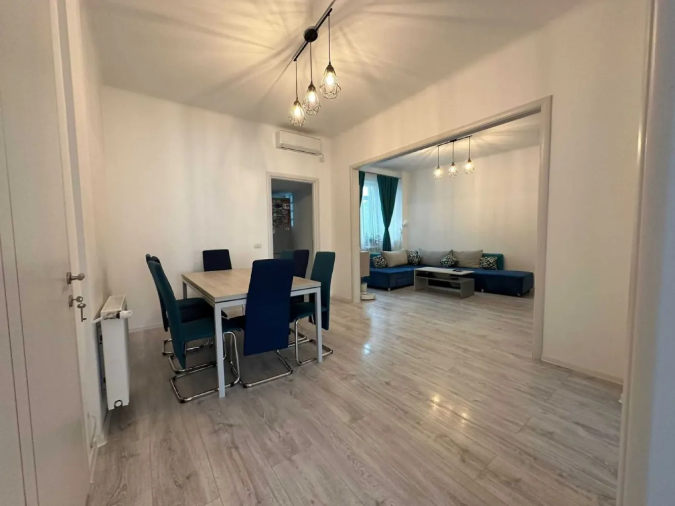 Apartament 3 camere Natiunile Unite - Proprietar vand apartament 3 camere situat la et 4/7, decomandat zona Natiunile Unite, mai exact str. Poenaru Bordea. Apartamentul a fost modernizat total in anul 2020, toate instalatiile au fost inlocuite ( electrica + termica), incalzirea se face prin CT. Apartamentul se vinde ca in poze, mobilat si utilat complet. Distanta pana la Metrou P.Unirii este de 5 min. Apartamentul detine si o boxa la demisol. Pretul este usor negociabil. Nu doresc colaborare cu agentiile imobiliare. Blocul nu are bulina, dar este incadrat la U2.