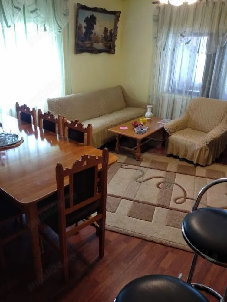 Casa, 3 dormitoare si living, de vînzare în Copou, an constr.2004 - Casă are la etaj: 3 dormitoare, 1 baie, hol si terasa ; la parter living, bucătărie, 1 baie, balcon si beci. --- In camare s-a pus parchet de calitate superioara, iar in holuri , baii si beci sa pus gresie si faianta moderna. --- In curte o magazie pentru scule și teren 500 mp.. --- Suprafata total construita 127mp. Suprafata utila 100mp. --- Anul constr. 2004. Casa se află într-o zonă foarte frumoasa și liniștită în Copou Iași, la 5 minute de Parcul Copou, unde troneaza Teiul lui Eminescu . --- In aproape sunt magazine , restaurante, grădinițe, scoli, spitale, universitate. Casa dispune de toate utilitățile: lumina, gaz, apă, internet, centrală pe gaz. Pe teren s-a plantat pomii, vie, o frumoasă pădure de brazi și o binevenită grădină de legume. Se poate construi și piscină cu apă de la fîntînă.
