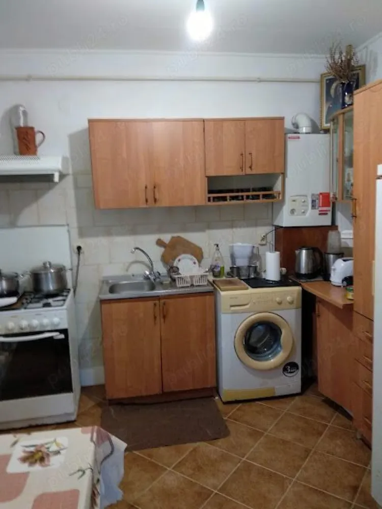 Casa, 3 dormitoare si living, de vînzare în Copou, an constr.2004 - Casă are la etaj: 3 dormitoare, 1 baie, hol si terasa ; la parter living, bucătărie, 1 baie, balcon si beci. --- In camare s-a pus parchet de calitate superioara, iar in holuri , baii si beci sa pus gresie si faianta moderna. --- In curte o magazie pentru scule și teren 500 mp.. --- Suprafata total construita 127mp. Suprafata utila 100mp. --- Anul constr. 2004. Casa se află într-o zonă foarte frumoasa și liniștită în Copou Iași, la 5 minute de Parcul Copou, unde troneaza Teiul lui Eminescu . --- In aproape sunt magazine , restaurante, grădinițe, scoli, spitale, universitate. Casa dispune de toate utilitățile: lumina, gaz, apă, internet, centrală pe gaz. Pe teren s-a plantat pomii, vie, o frumoasă pădure de brazi și o binevenită grădină de legume. Se poate construi și piscină cu apă de la fîntînă.