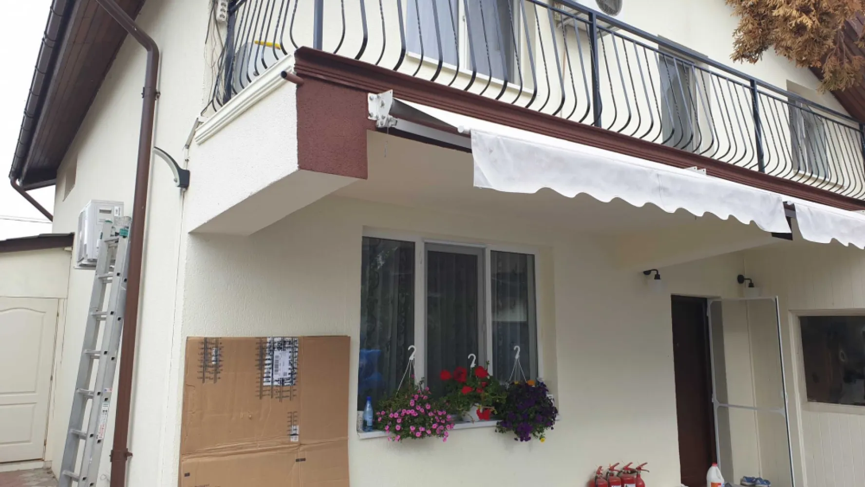 Casa de vanzare Tei-Colentina - Proprietar - Vila individuala, 5 camere, complet mobilata, zona Tei-Colentina. Vila are o suprafata utila de 149 mp, iar suprafata construita este de 186 mp, terenul avand o suprafata totala de 218 mp. Anul finalizarii constructiei este 2007. Este construita integral din caramida portanta si beton. Vila dispune de o bucatarie, 3 dormitoare, doua la etaj, iar unul la parter, un living spatios, o camera de oaspeti la etaj, un beci, la subsol si 2 bai, una la parter iar cealalta la etaj, ambele avand aceeasi amprenta. Vila vine echipata cu centrala proprie pe gaz si calorifere in fiecare camera, 3 aparate de aer conditionat, camere pentru monitorizare video din toate unghiurile, foisor, spatiu interior in curte pentru o masina, nemaipunand la socoteala utilitatile de baza precum canalizare, gaze, etc. Sunt proprietar, pot sa va ajut cu orice informatie despre casa, pret usor negociabil. 07******73/07******27
